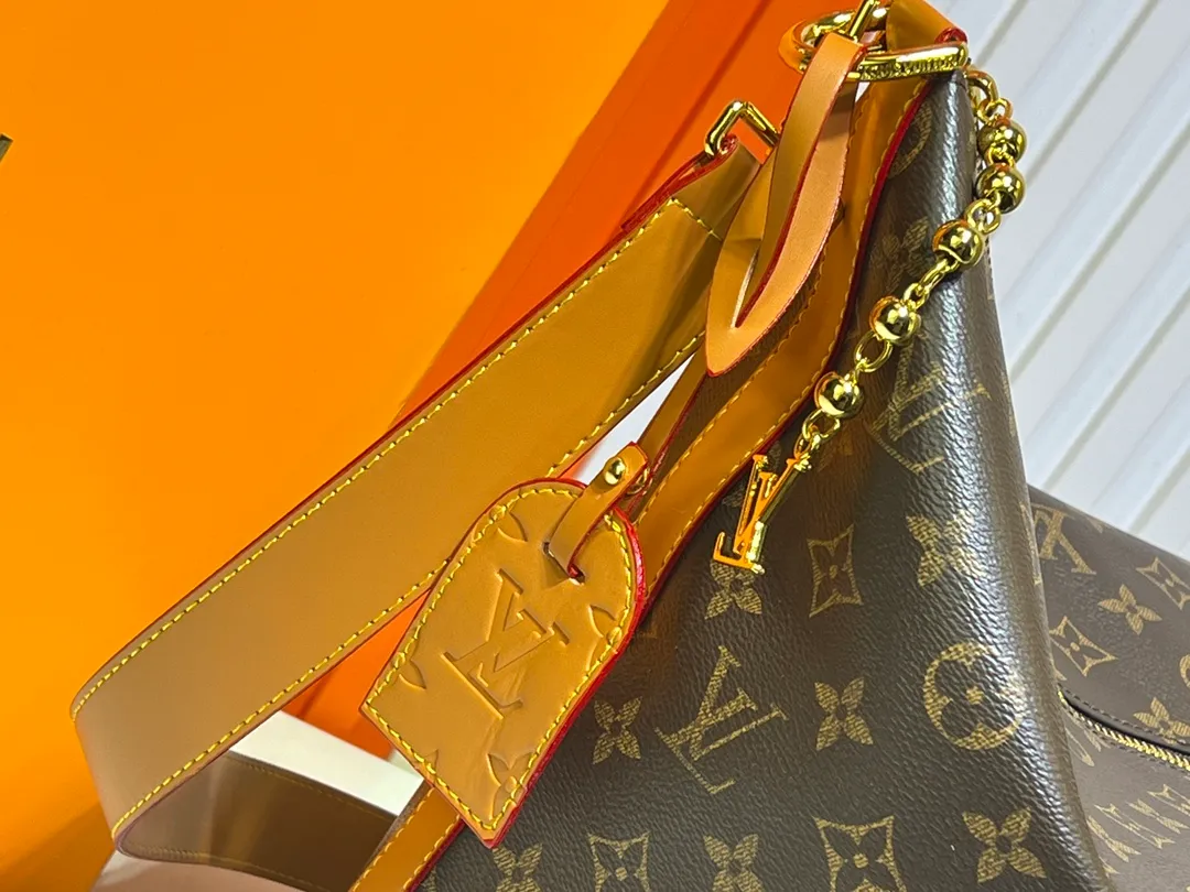 Batch 300💰LV METIS handbag M14018 M13986 Smart, intelligent and meticulously crafted, Métis made of Monogram canvas fulfills its promise with its own attitude. With its emphasis on lines and silhouettes, the Métis handbag combines the versatility required of a modern handbag with the elegance and charm of Louis Vuitton's heritage. Two detachable shoulder straps, can be used to carry, carry or carry on the shoulder. Size 48x36x12cm,
