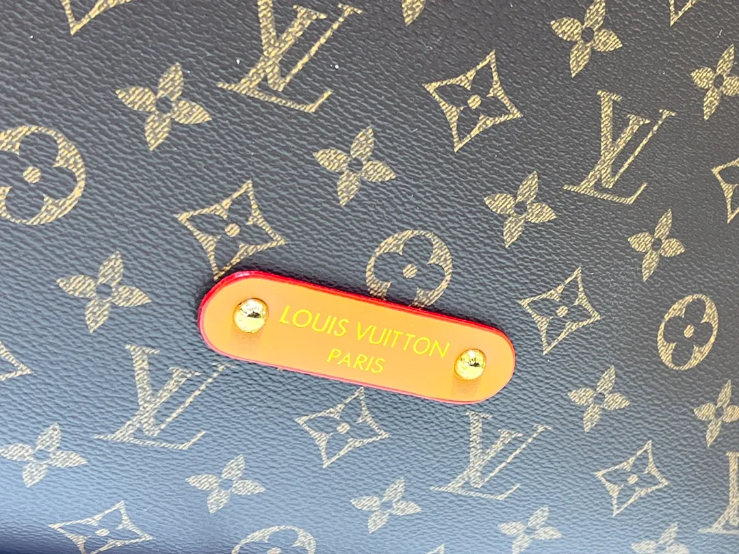 Batch 300💰LV METIS handbag M14018 M13986 Smart, intelligent and meticulously crafted, Métis made of Monogram canvas fulfills its promise with its own attitude. With its emphasis on lines and silhouettes, the Métis handbag combines the versatility required of a modern handbag with the elegance and charm of Louis Vuitton's heritage. Two detachable shoulder straps, can be used to carry, carry or carry on the shoulder. Size 48x36x12cm,