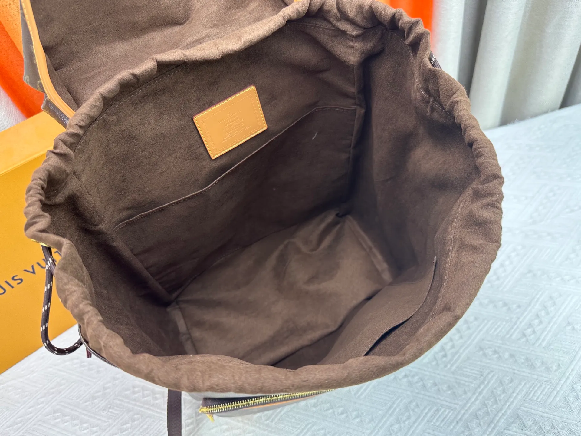 P320 upgraded original M14015 M14198 This Montsouris Cargo backpack is practical and classic, with the iconic Monogram pattern, revealing the look and feel of Monogram canvas. Featuring a rounded silhouette, drawstring closure and comfortable shoulder straps, front pockets breathe new life into the iconic design. Dimensions: 34.0 x 40.0 x 17.0 cm (length x height x width)