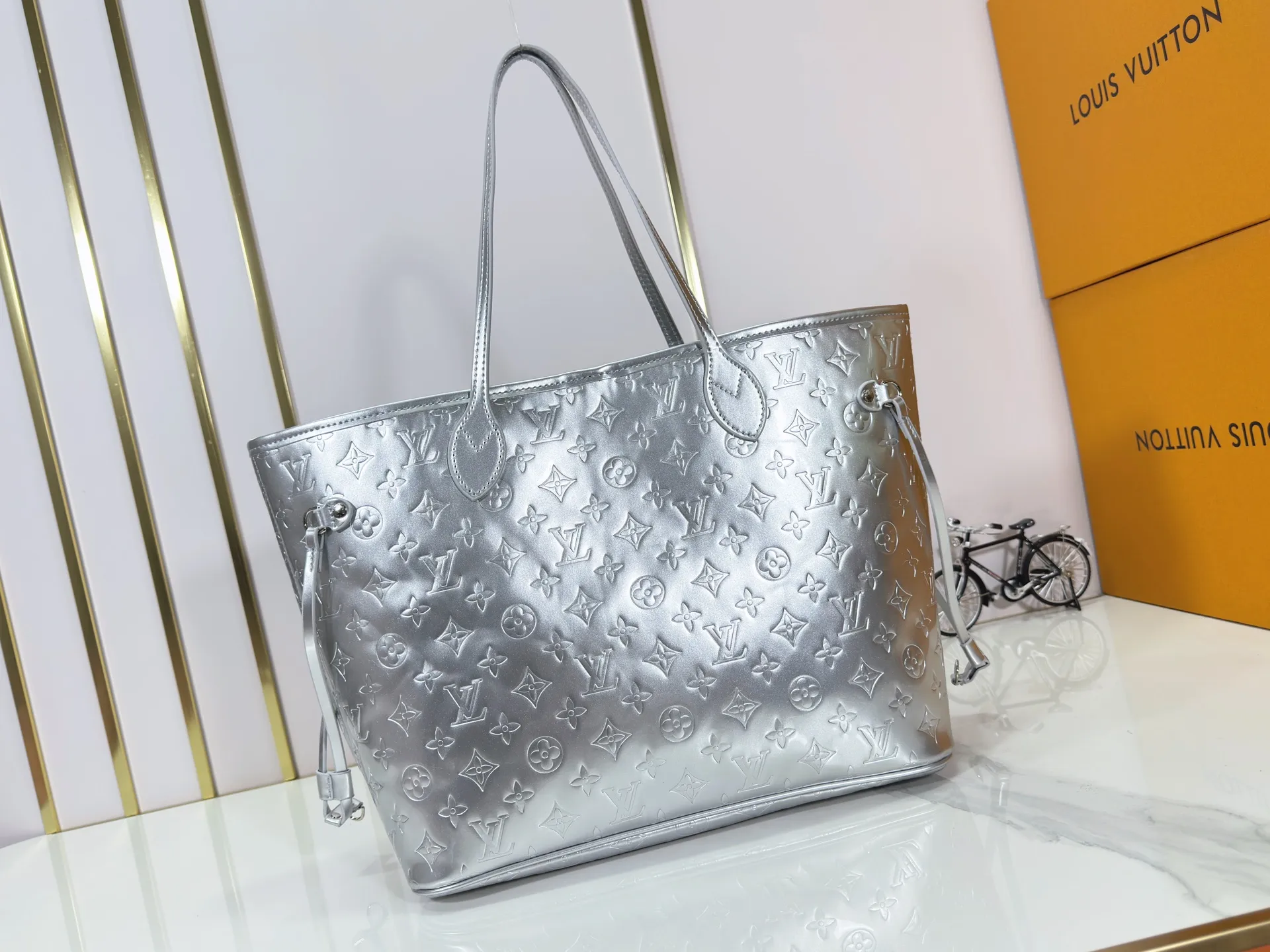 P260 M45685 M40995 Upgraded original, gold, silver NEVERFULL medium handbag Neverfull classic handbag, explore the exquisite details inside the bag. The redesigned interior pockets feature a fresh fabric lining, especially the detachable zippered clutch, which can be used alone as a sophisticated clutch or as an additional pocket. Bright lining tones add a more lively feel to Monogram's classic canvas. Detailed features 31 x 28 x 14 cm (Length x Height x Width) Redesigned interior pocket with details inspired by the Louis Vuitton archives Pocket lined with linen fabric Removable zipped clutch with tonal interior pocket Natural cowhide leather trim Shiny gold-tone hardware Handles: Double handle