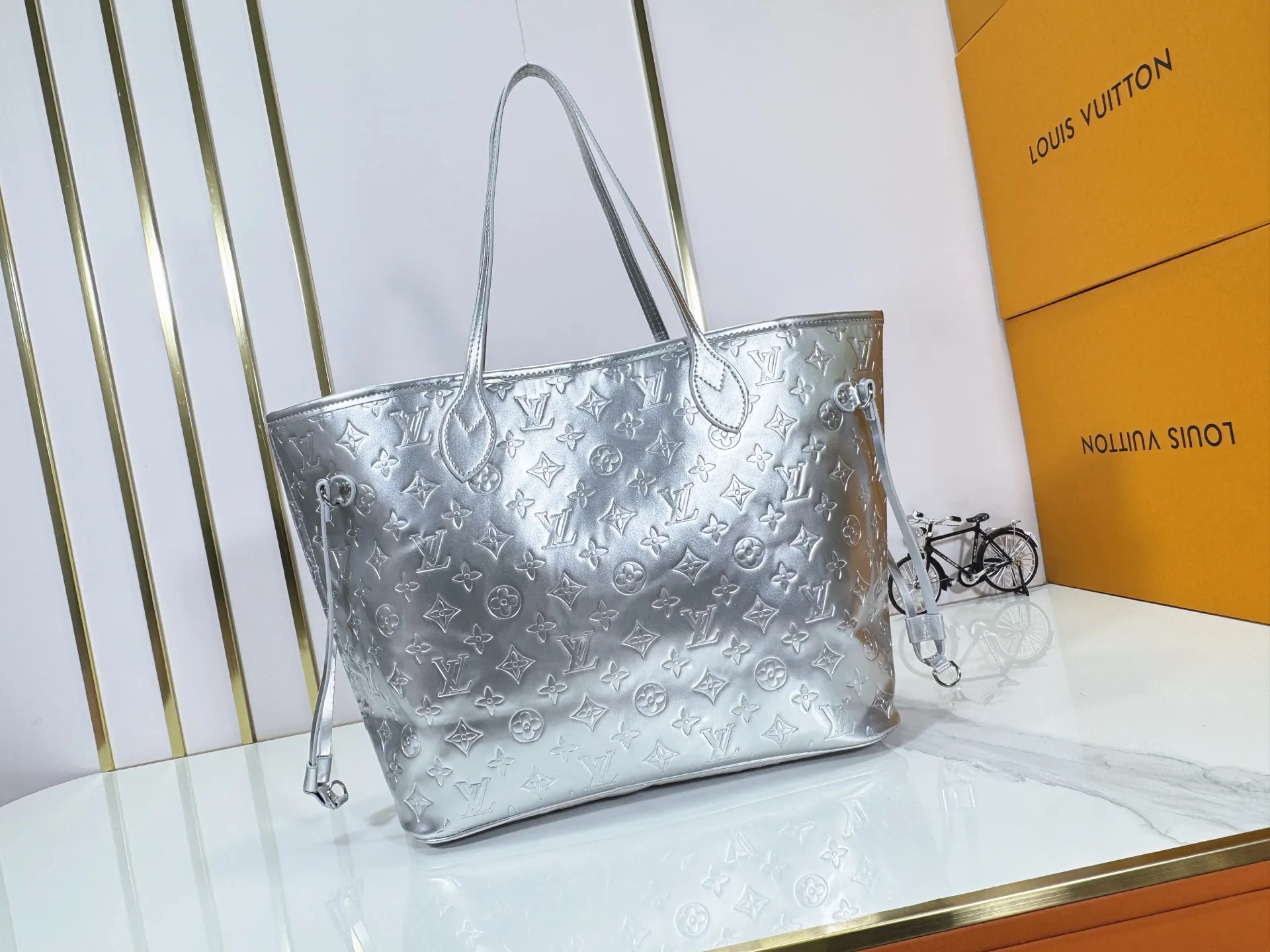 P260 M45685 M40995 Upgraded original, gold, silver NEVERFULL medium handbag Neverfull classic handbag, explore the exquisite details inside the bag. The redesigned interior pockets feature a fresh fabric lining, especially the detachable zippered clutch, which can be used alone as a sophisticated clutch or as an additional pocket. Bright lining tones add a more lively feel to Monogram's classic canvas. Detailed features 31 x 28 x 14 cm (Length x Height x Width) Redesigned interior pocket with details inspired by the Louis Vuitton archives Pocket lined with linen fabric Removable zipped clutch with tonal interior pocket Natural cowhide leather trim Shiny gold-tone hardware Handles: Double handle