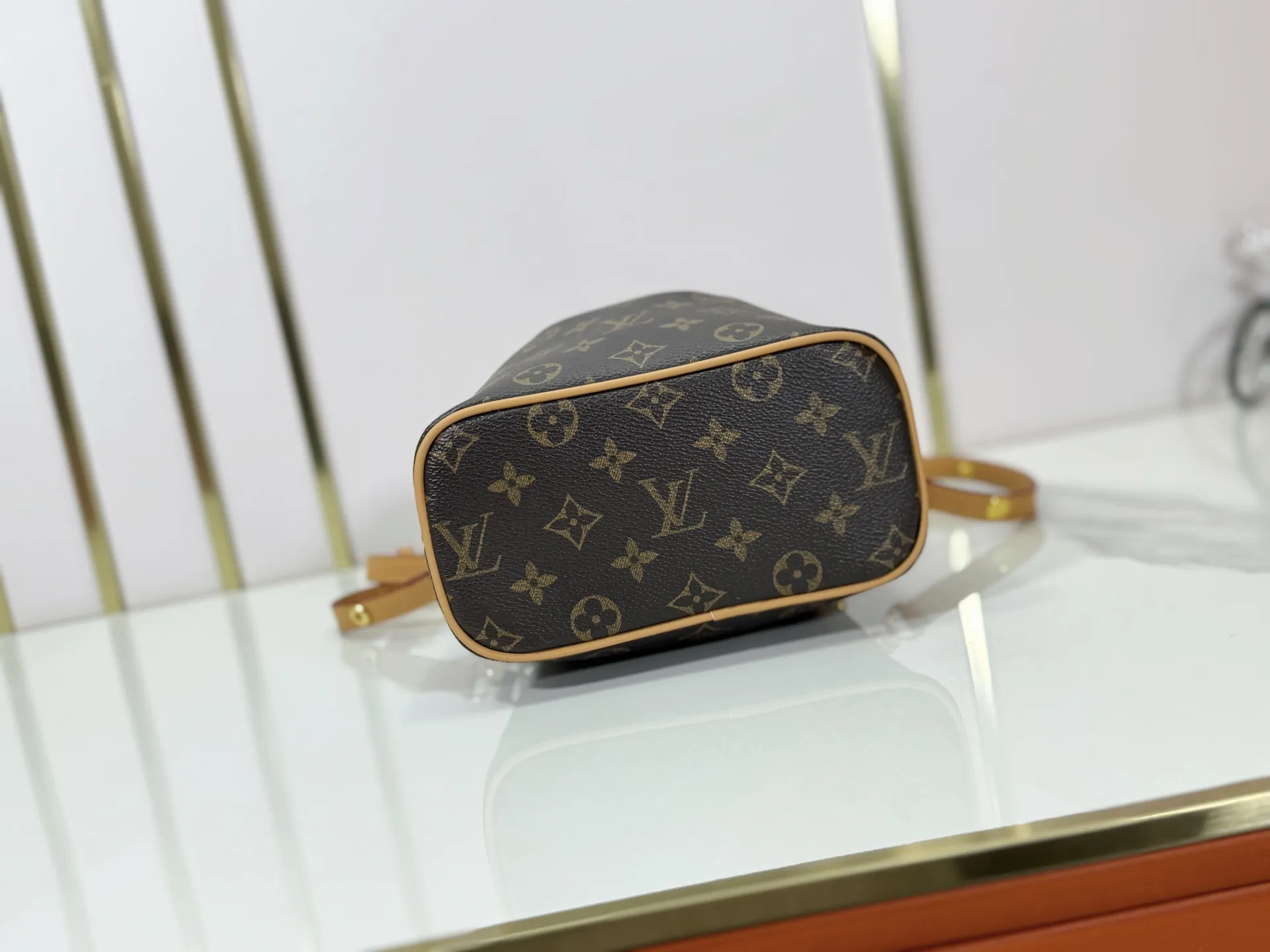 P220 upgraded original M26216 M26530 This Bucket handbag is made of exquisite Monogram embossed sheep leather, adding a new softness to the Coussin series. The LV padlock and detachable Coussin chain release the shiny metallic shine, and the practical drawstring design is both fashionable and stylish, providing a variety of carrying options for the bag. Dimensions: 20 x 20 x 10 (cm) ((length x height x width)