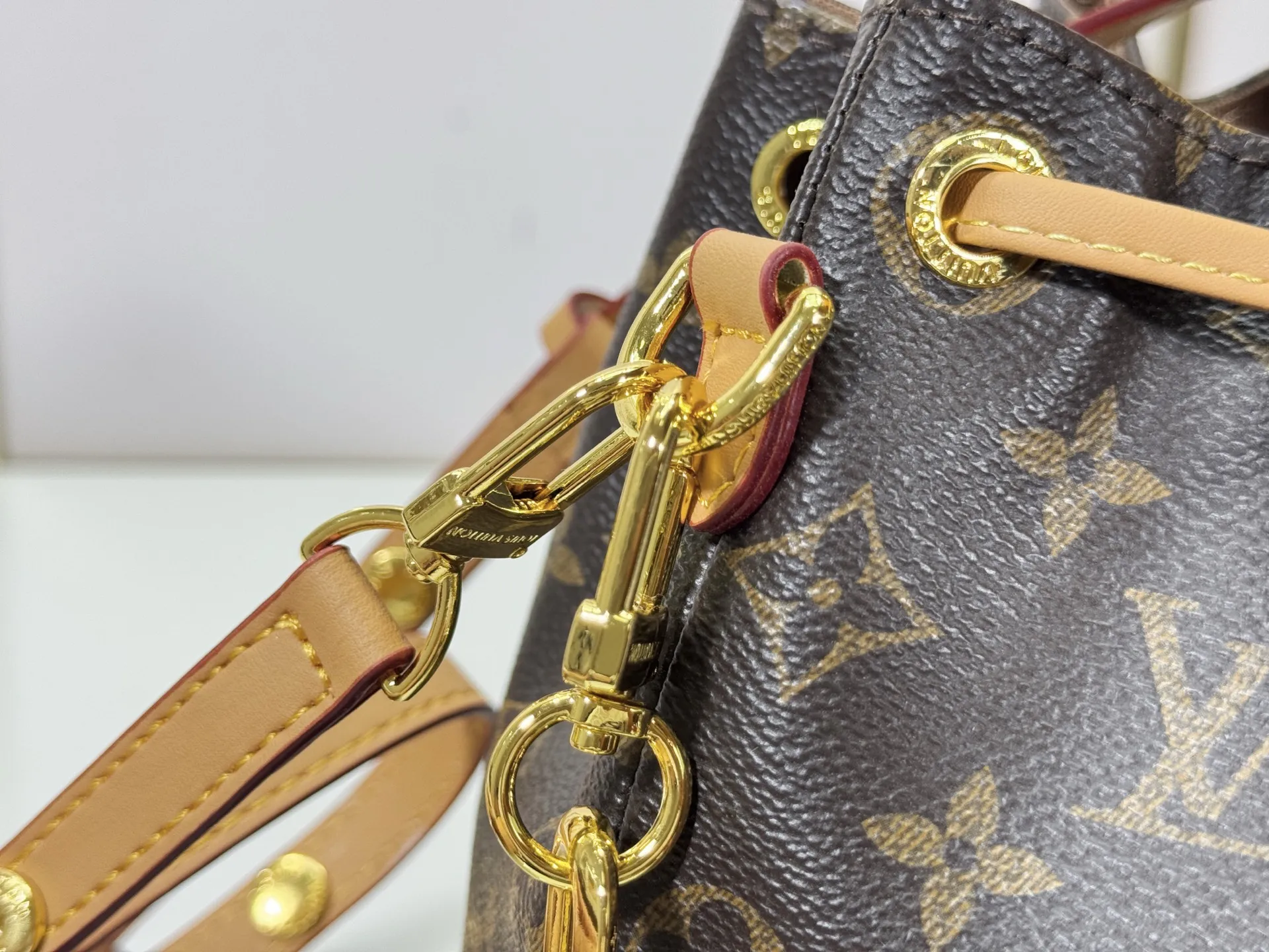 P220 upgraded original M26216 M26530 This Bucket handbag is made of exquisite Monogram embossed sheep leather, adding a new softness to the Coussin series. The LV padlock and detachable Coussin chain release the shiny metallic shine, and the practical drawstring design is both fashionable and stylish, providing a variety of carrying options for the bag. Dimensions: 20 x 20 x 10 (cm) ((length x height x width)