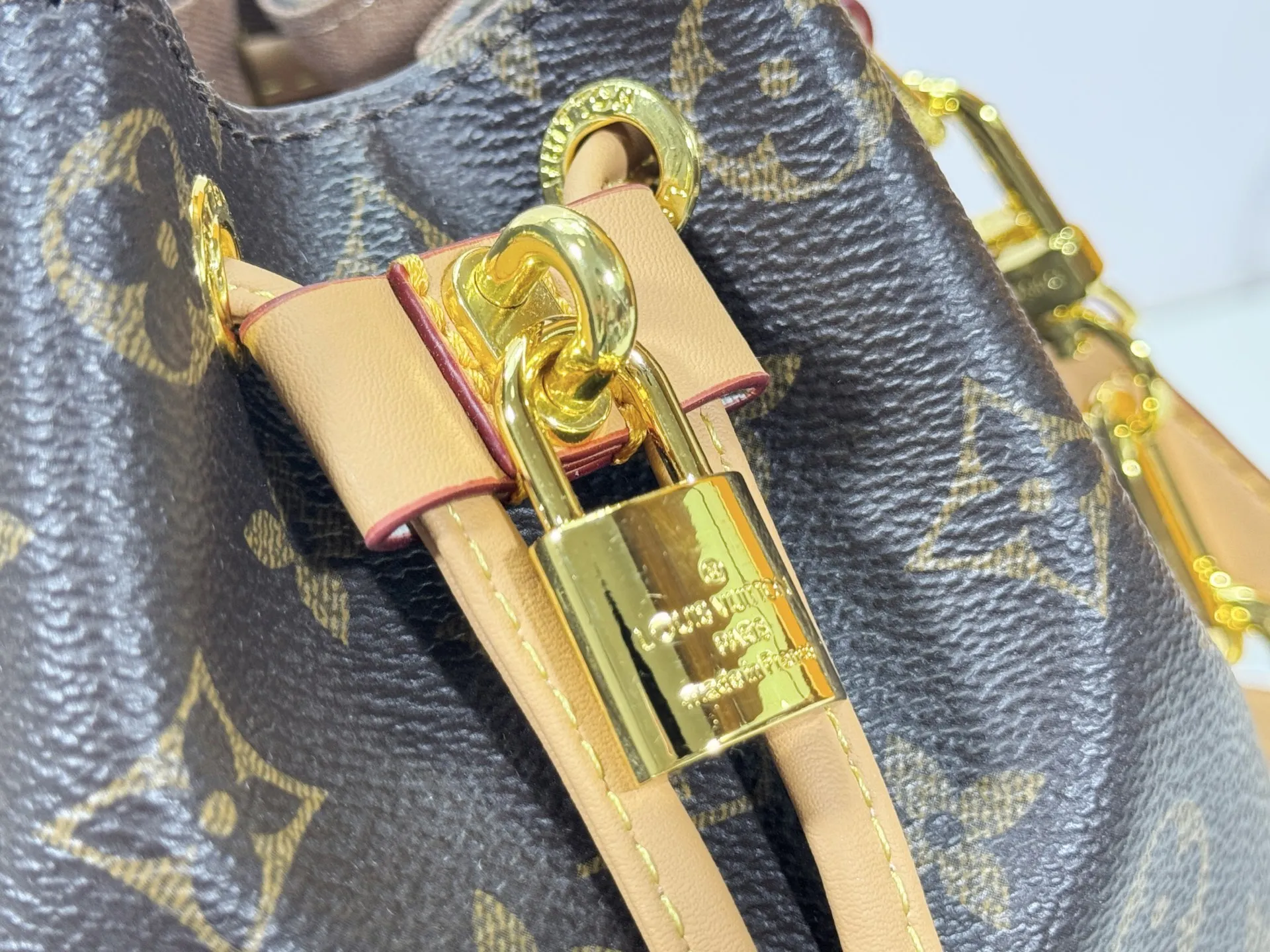 P220 upgraded original M26216 M26530 This Bucket handbag is made of exquisite Monogram embossed sheep leather, adding a new softness to the Coussin series. The LV padlock and detachable Coussin chain release the shiny metallic shine, and the practical drawstring design is both fashionable and stylish, providing a variety of carrying options for the bag. Dimensions: 20 x 20 x 10 (cm) ((length x height x width)