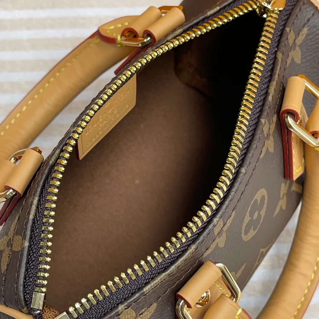 [Upgraded version] P480🐶Upgraded version. High quality. Semi-steel hardware. ❣️M81085🐶 Comes with complete packaging ❣️NANO SPEEDY handbag The Nano Speedy handbag condenses the Louis Vuitton classic Speedy handbag configuration, with an exquisite design made of Monogram canvas, with distressed cow leather details and metal parts. The handles and removable and adjustable shoulder strap allow for a variety of styling possibilities. Dimensions: 16 x 10 x 7.5 cm