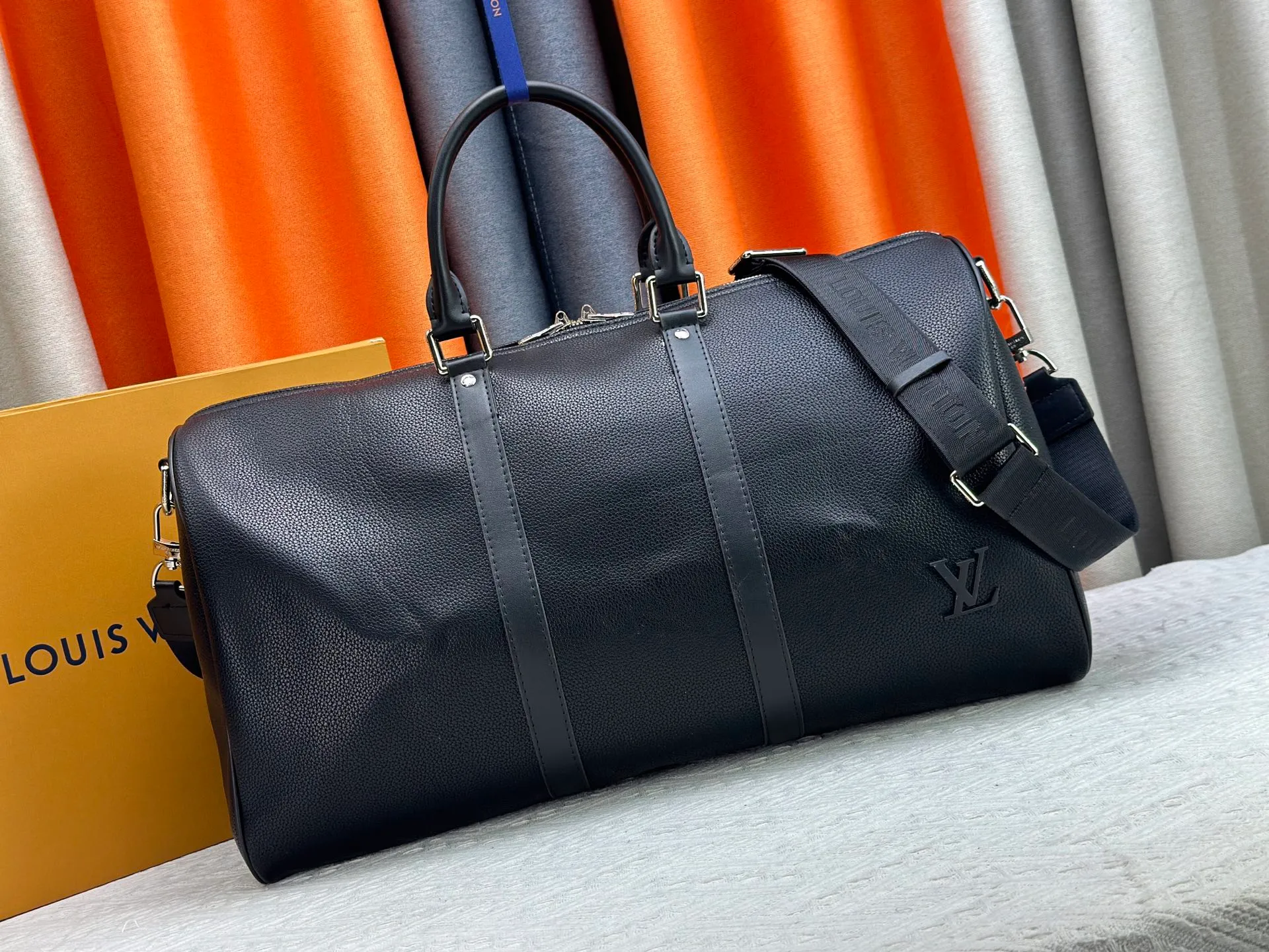 P340 M57088 M21536 Upgraded original version This keepall bandouliere 50 travel bag is made of monogram shadow leather with full monogram embossing and matte metal parts to achieve a minimalist design. The cabin luggage size is suitable for short trips. The keepall soft travel bag series was born in the 1930s and is as classic and elegant as ever. Dimensions: 50x 29 x 23 cm