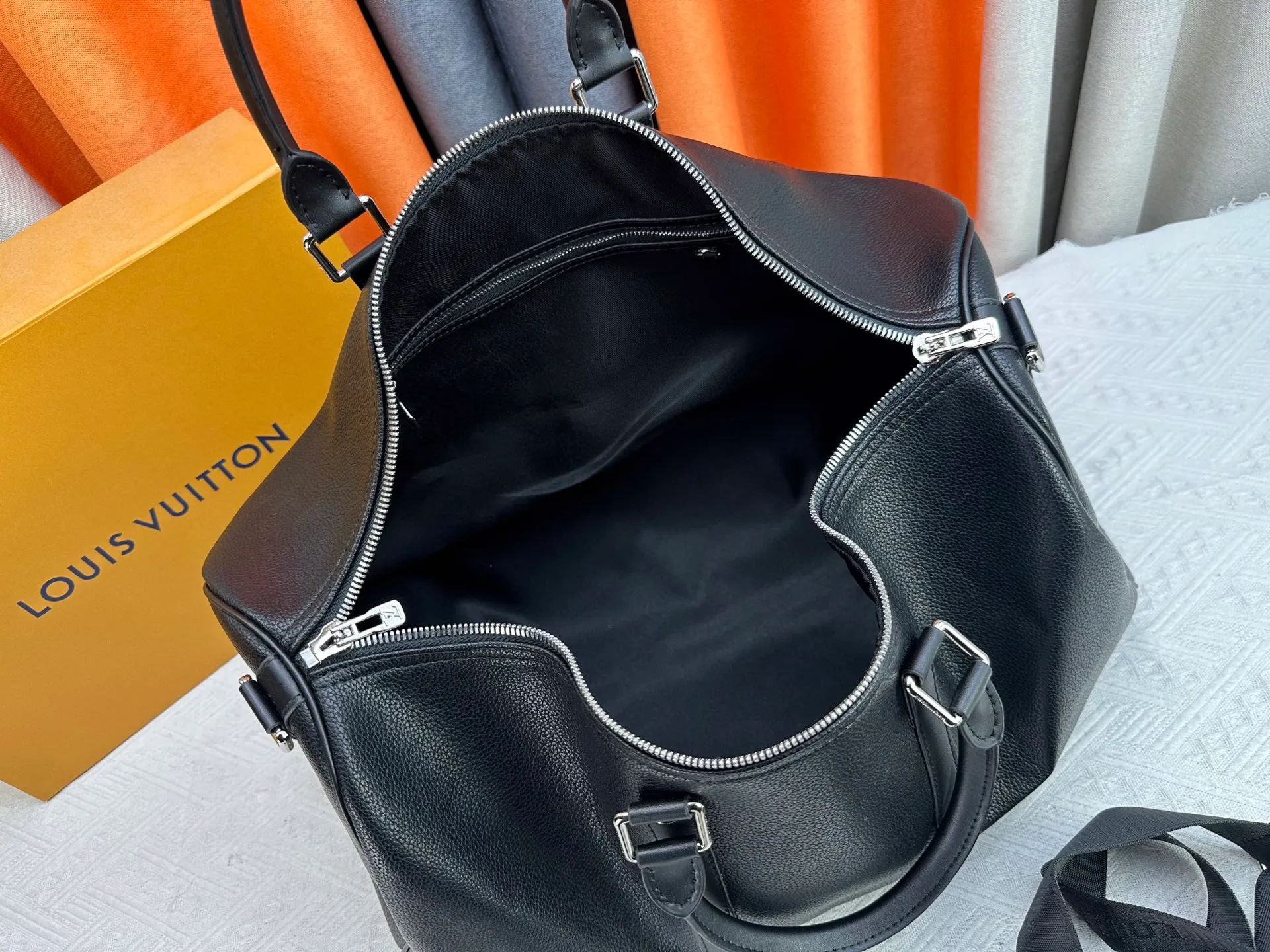 P340 M57088 M21536 Upgraded original version This keepall bandouliere 50 travel bag is made of monogram shadow leather with full monogram embossing and matte metal parts to achieve a minimalist design. The cabin luggage size is suitable for short trips. The keepall soft travel bag series was born in the 1930s and is as classic and elegant as ever. Dimensions: 50x 29 x 23 cm