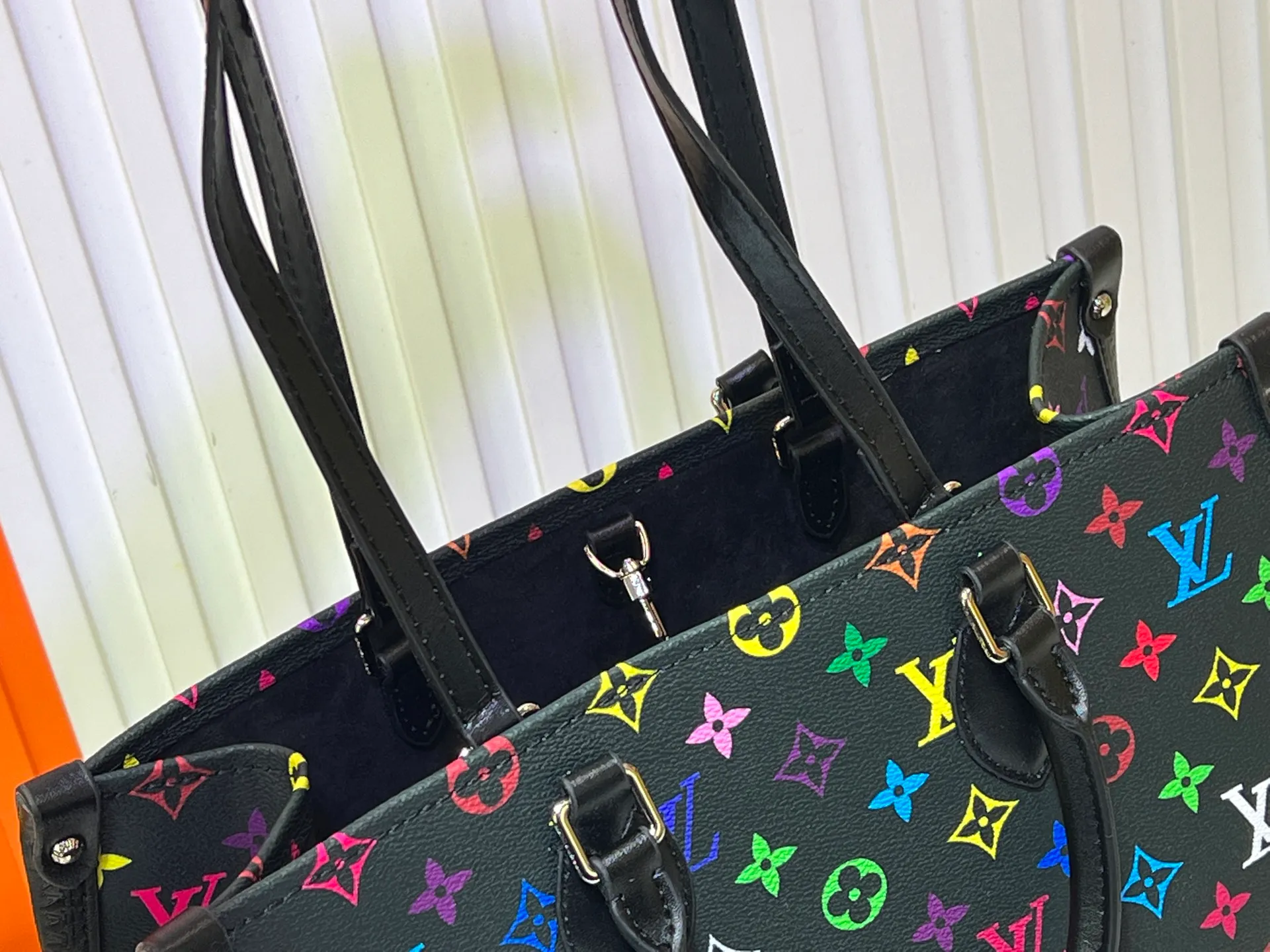 Batch 320💰Upgraded original M13079 Louis Vuitton x Takashi Murakami reissue series interprets the OnTheGo medium handbag in a smart way. The colorful Monogram canvas body, cowhide leather trim and LV x TM key bag highlight the sophisticated style. The shiny corners recall the design of traditional Louis Vuitton luggage, and the shoulder strap and top handle allow for multiple carrying methods. Dimensions: 35.0 x 27.0 x 14.0 cm (length x height x width)