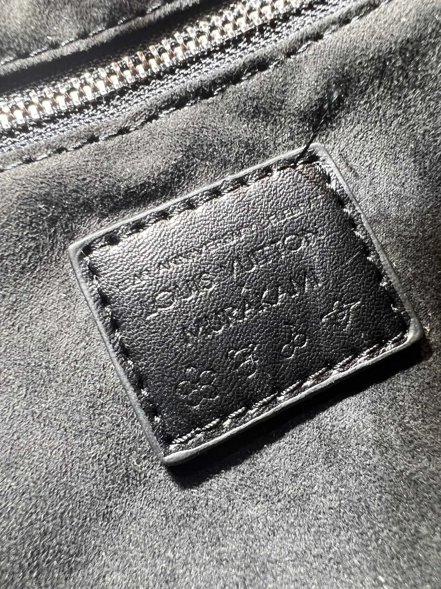 Batch 320💰Upgraded original M13079 Louis Vuitton x Takashi Murakami reissue series interprets the OnTheGo medium handbag in a smart way. The colorful Monogram canvas body, cowhide leather trim and LV x TM key bag highlight the sophisticated style. The shiny corners recall the design of traditional Louis Vuitton luggage, and the shoulder strap and top handle allow for multiple carrying methods. Dimensions: 35.0 x 27.0 x 14.0 cm (length x height x width)