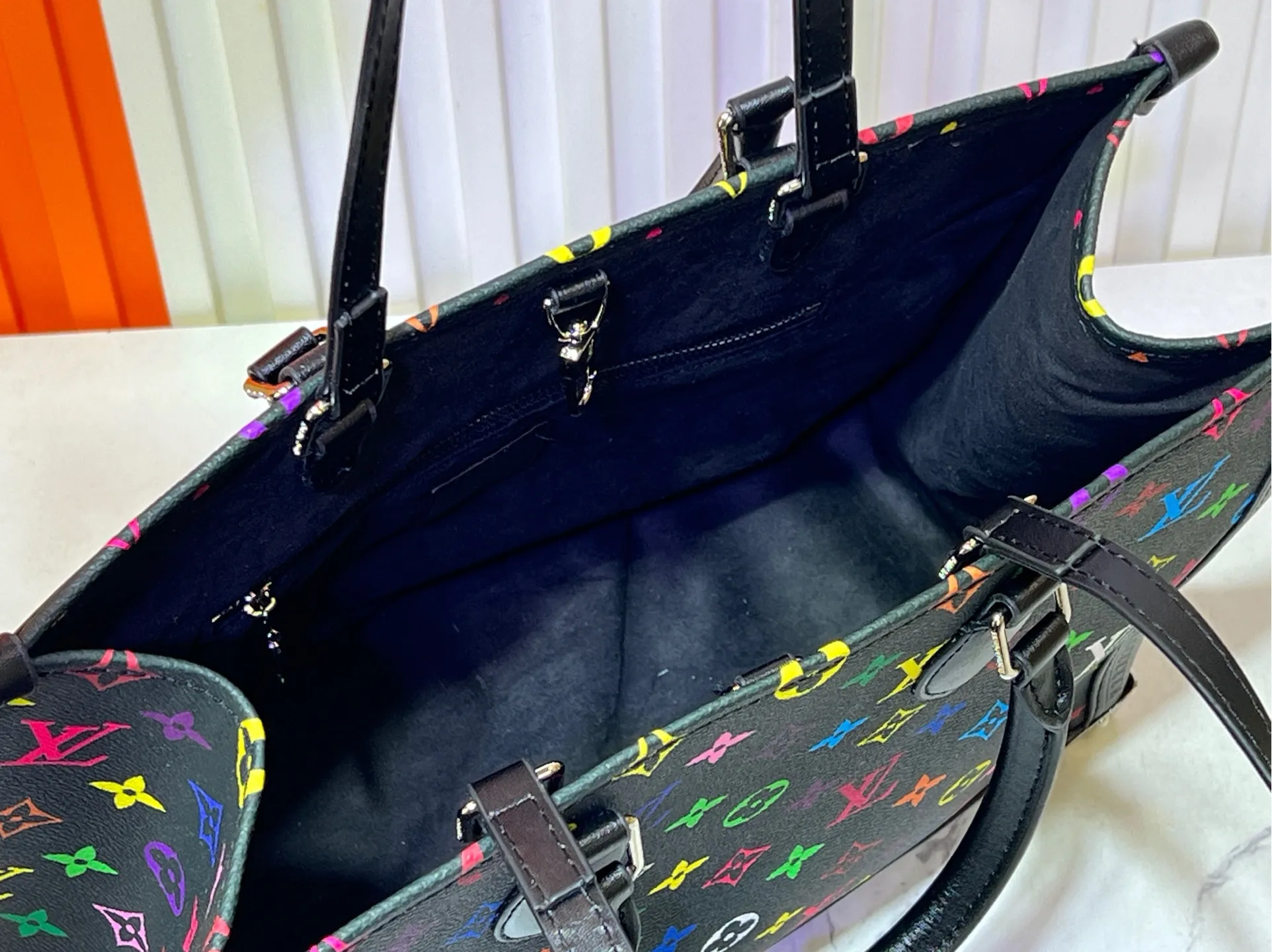 Batch 320💰Upgraded original M13079 Louis Vuitton x Takashi Murakami reissue series interprets the OnTheGo medium handbag in a smart way. The colorful Monogram canvas body, cowhide leather trim and LV x TM key bag highlight the sophisticated style. The shiny corners recall the design of traditional Louis Vuitton luggage, and the shoulder strap and top handle allow for multiple carrying methods. Dimensions: 35.0 x 27.0 x 14.0 cm (length x height x width)