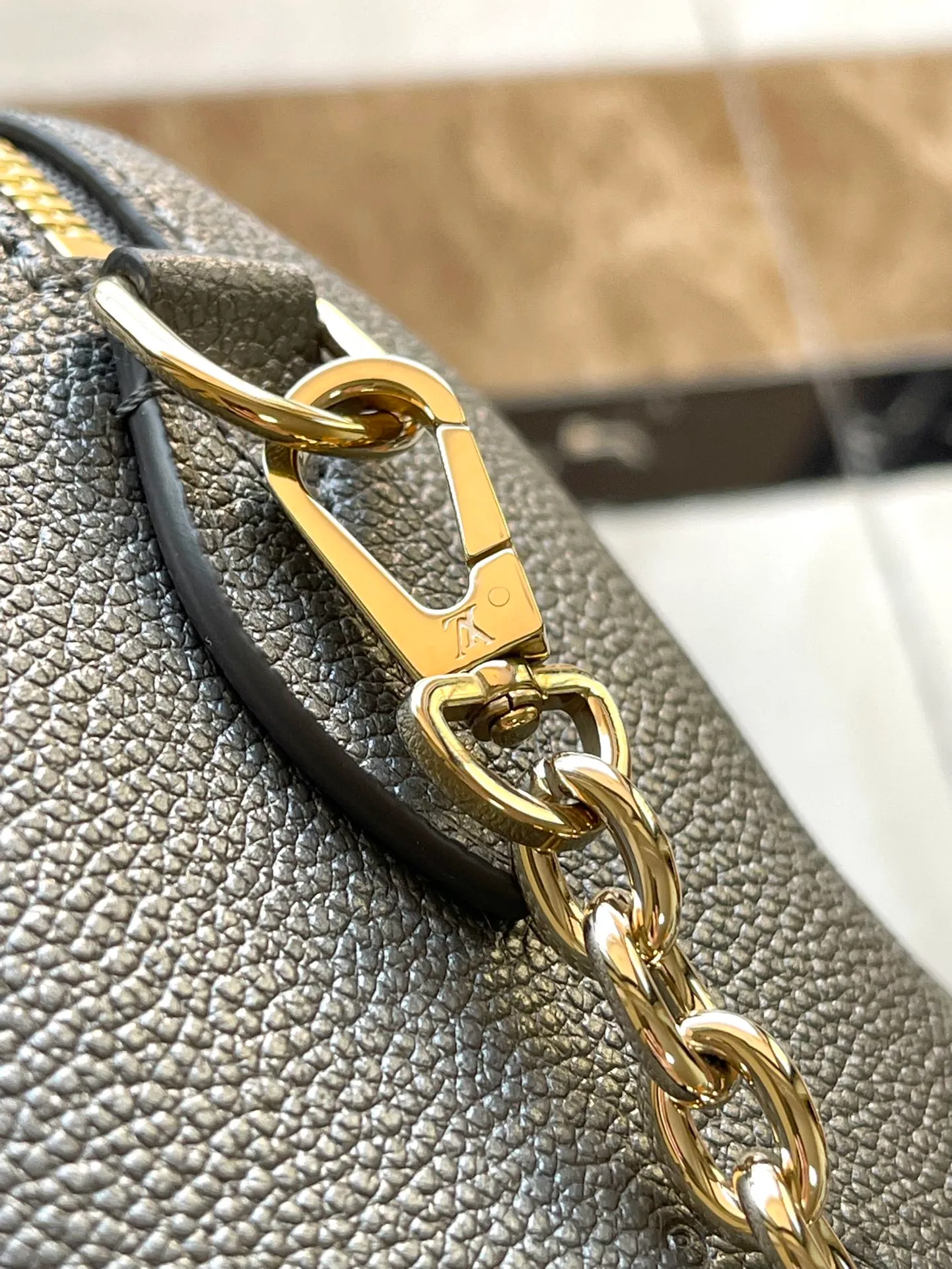 💰960 (top-grain leather) gunmetal color, top-quality original M12013 LVSki series launches the Yingze version of the Speedy Bandouliere 20 handbag, adding eye-catching style to the look outside the ski resort. Monogram Empreinte leather with double zipper closure and LV padlock, it can easily accommodate evening occasions and can be carried by hand or cross-body. Dimensions: 20 × 15 × 12.5 cm