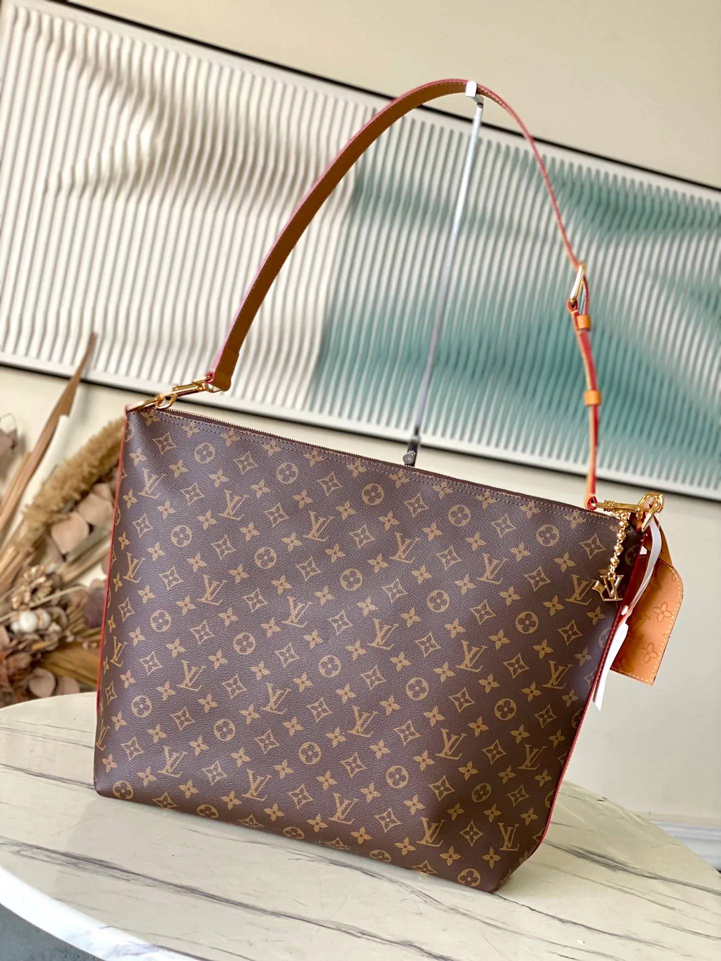 💰1080 Top Original M14018 This Vagabond Hobo handbag is made of presbyopia leather to create an ergonomic and close-fitting silhouette. It can show its cool style whether worn cross-body or on the shoulder. The metal zipper enables smooth opening and closing, and the bead chain cleverly connects the zipper puller and LV letter decoration. Dimensions: 38 × 35 × 12 cm