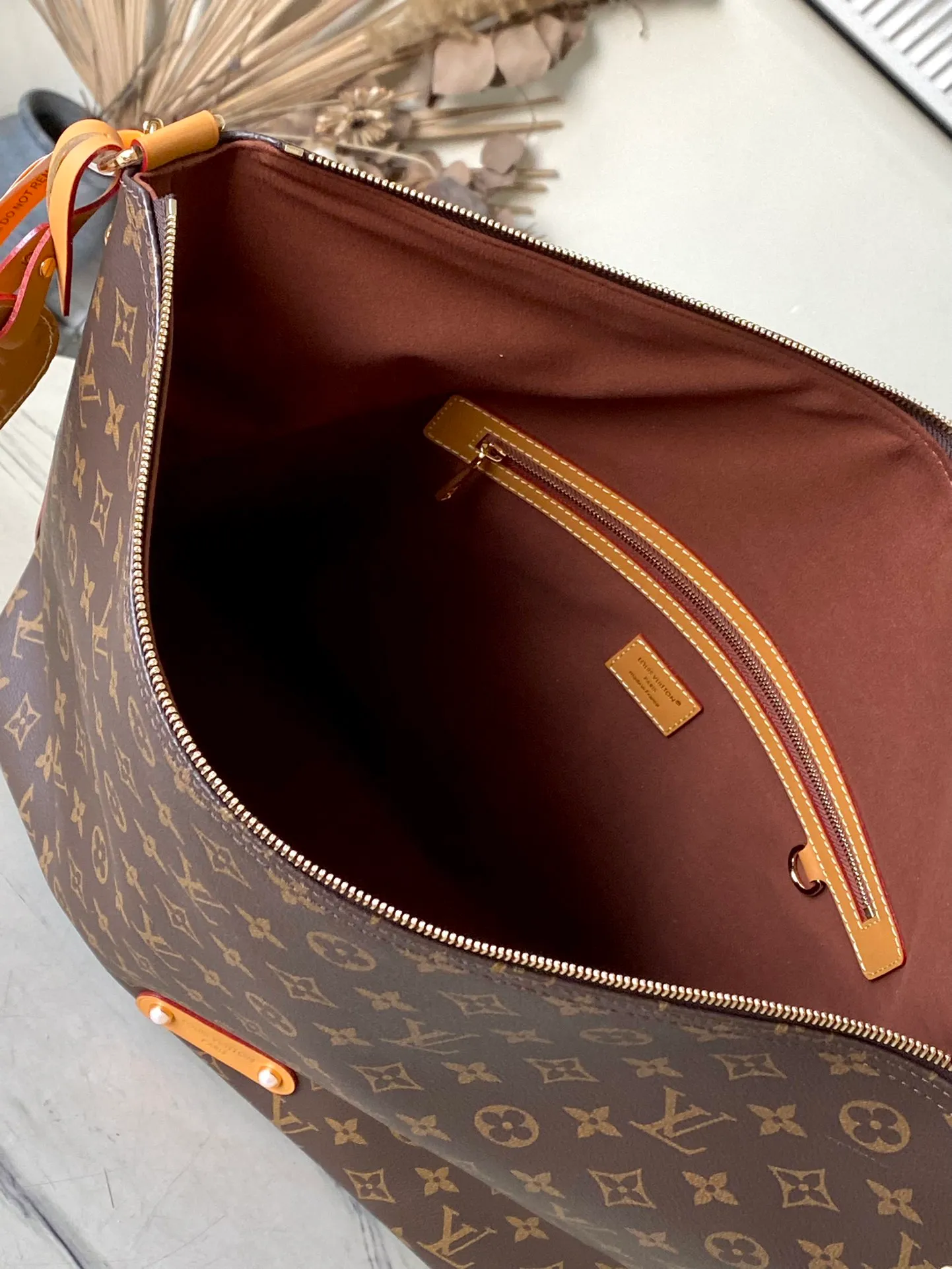 💰1080 Top Original M14018 This Vagabond Hobo handbag is made of presbyopia leather to create an ergonomic and close-fitting silhouette. It can show its cool style whether worn cross-body or on the shoulder. The metal zipper enables smooth opening and closing, and the bead chain cleverly connects the zipper puller and LV letter decoration. Dimensions: 38 × 35 × 12 cm