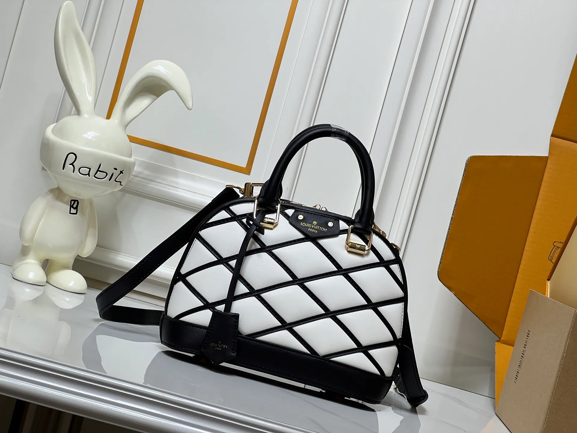 Batch 380💰M83048 M53152 This Nano Alma handbag is a pocket-sized version of Louis Vuitton's classic Alma handbag. It is paved with Malletage quilting pattern in comfortable soft sheep leather, recalling the diamond inner panel of the brand's traditional hard case. The elegant handle, dazzling chain and detachable and adjustable leather shoulder strap enable a variety of carrying styles. Dimensions: 23.5x17.5x11.5cm