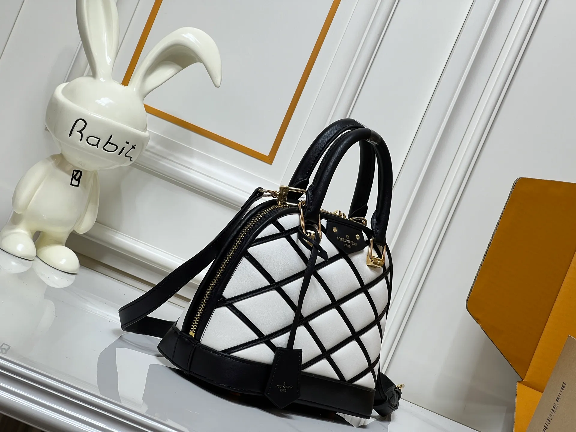 Batch 380💰M83048 M53152 This Nano Alma handbag is a pocket-sized version of Louis Vuitton's classic Alma handbag. It is paved with Malletage quilting pattern in comfortable soft sheep leather, recalling the diamond inner panel of the brand's traditional hard case. The elegant handle, dazzling chain and detachable and adjustable leather shoulder strap enable a variety of carrying styles. Dimensions: 23.5x17.5x11.5cm