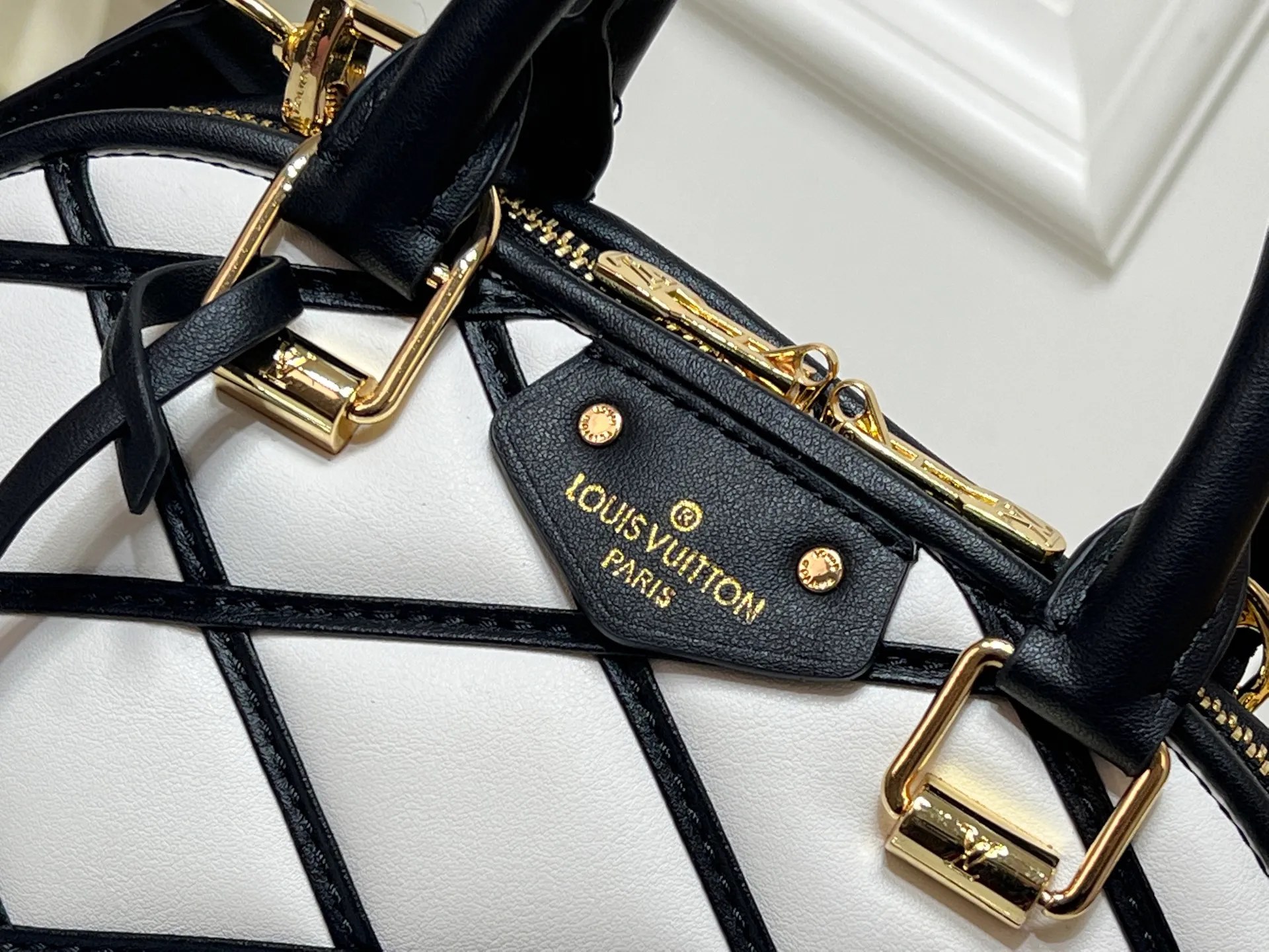 Batch 380💰M83048 M53152 This Nano Alma handbag is a pocket-sized version of Louis Vuitton's classic Alma handbag. It is paved with Malletage quilting pattern in comfortable soft sheep leather, recalling the diamond inner panel of the brand's traditional hard case. The elegant handle, dazzling chain and detachable and adjustable leather shoulder strap enable a variety of carrying styles. Dimensions: 23.5x17.5x11.5cm