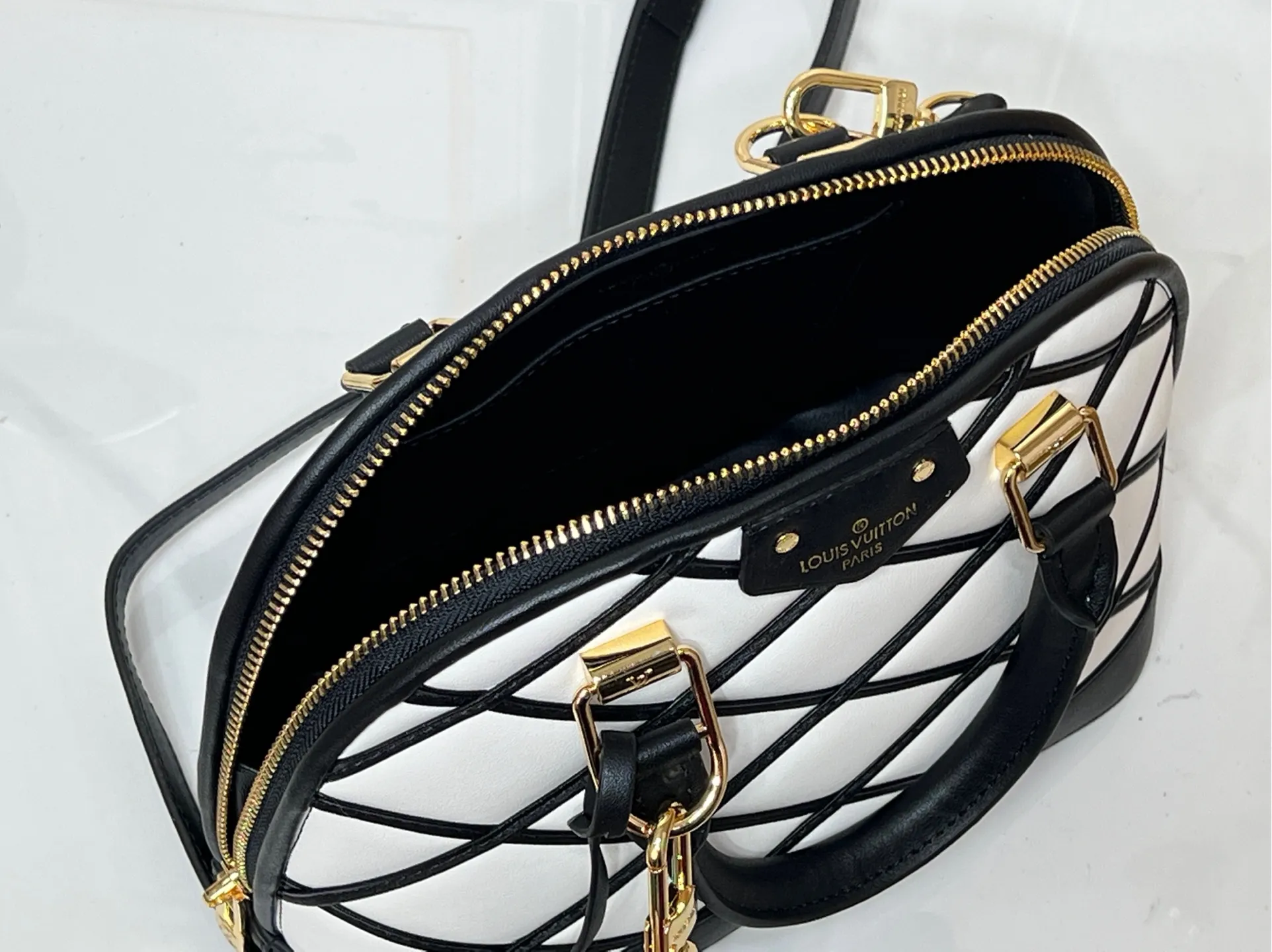Batch 380💰M83048 M53152 This Nano Alma handbag is a pocket-sized version of Louis Vuitton's classic Alma handbag. It is paved with Malletage quilting pattern in comfortable soft sheep leather, recalling the diamond inner panel of the brand's traditional hard case. The elegant handle, dazzling chain and detachable and adjustable leather shoulder strap enable a variety of carrying styles. Dimensions: 23.5x17.5x11.5cm