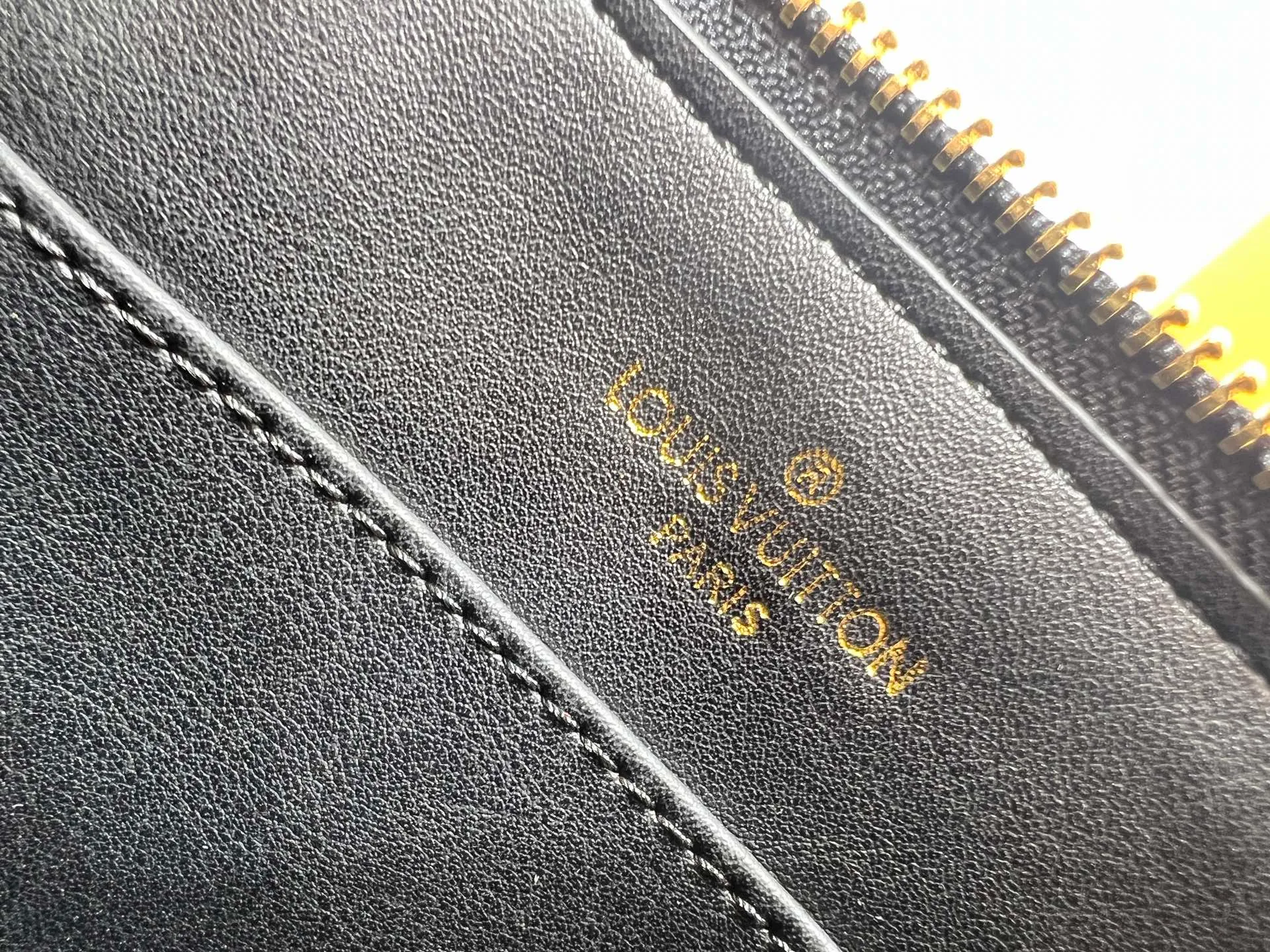 Batch 380💰M83048 M53152 This Nano Alma handbag is a pocket-sized version of Louis Vuitton's classic Alma handbag. It is paved with Malletage quilting pattern in comfortable soft sheep leather, recalling the diamond inner panel of the brand's traditional hard case. The elegant handle, dazzling chain and detachable and adjustable leather shoulder strap enable a variety of carrying styles. Dimensions: 23.5x17.5x11.5cm