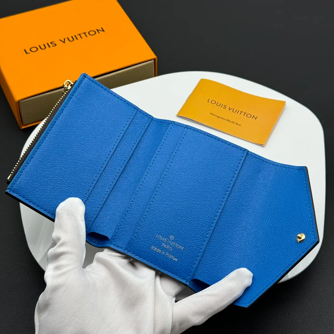 💰130 💎Upgraded original version🇫🇷 ZOÉ Wallet The Zoé wallet combines Damier Azur canvas and pastel leather to outline an envelope-like structure. The flip cover is decorated with gold Louis Vuitton snaps to welcome the coolness of summer. The compact design hides ample space, making it easy to store coins, banknotes and bank cards. It can also be placed in a pocket, handbag or clutch. Model: M60168 Dimensions: 9.5 x 7.5 x 3.0 cm (length x height x width).