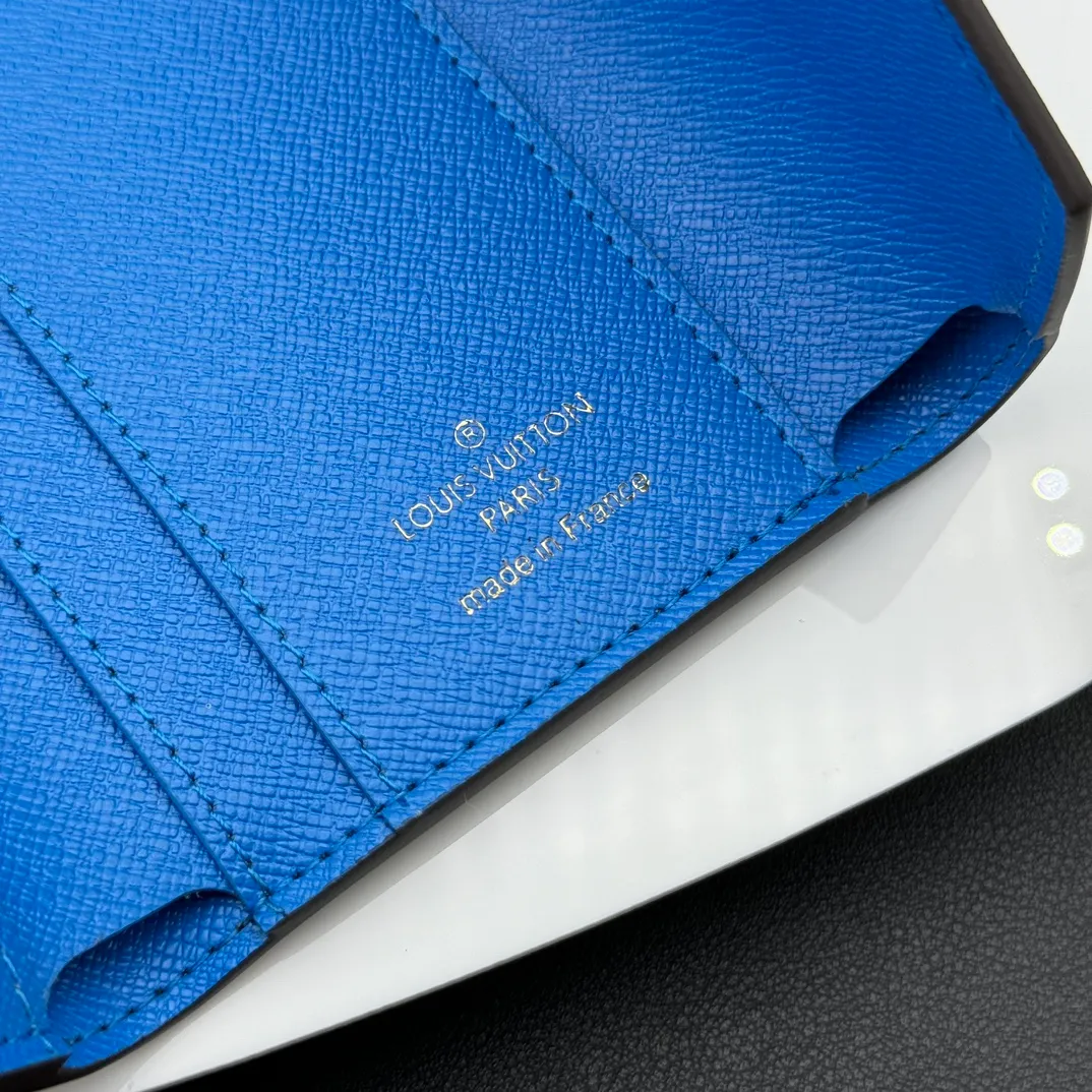 💰130 💎Upgraded original version🇫🇷 ZOÉ Wallet The Zoé wallet combines Damier Azur canvas and pastel leather to outline an envelope-like structure. The flip cover is decorated with gold Louis Vuitton snaps to welcome the coolness of summer. The compact design hides ample space, making it easy to store coins, banknotes and bank cards. It can also be placed in a pocket, handbag or clutch. Model: M60168 Dimensions: 9.5 x 7.5 x 3.0 cm (length x height x width).