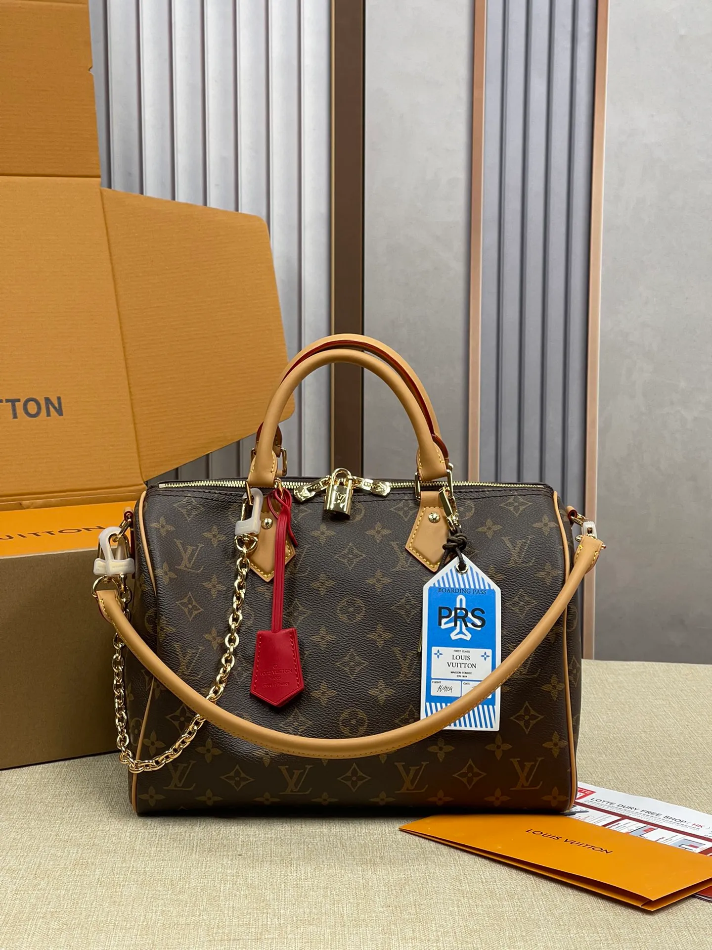 [Upgraded version] P580¥ Upgraded version·High quality·With gift box packaging🎁New pillow at the counter🌼Model M11945🔥Speedy Soft 30 Crafty handbag accompanies the journey with comfort. The Monogram coated canvas brings a soft texture, the leather lining and key bag are integrated with eye-catching touches, and the boarding pass and hard case decoration highlight the playfulness. An interior zippered pocket keeps your passport and other important items secure, and the Toron handle adds a gorgeous touch. 21 x 17 x 30 cm (height x width x length)