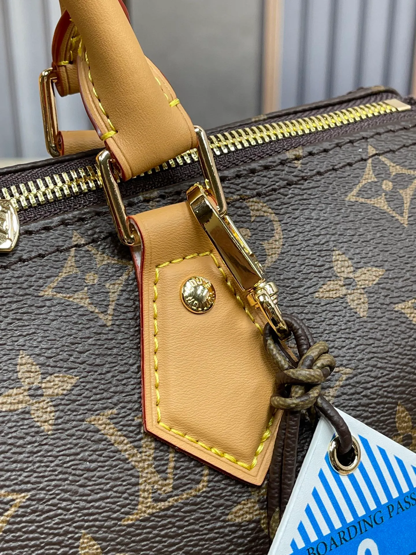 [Upgraded version] P580¥ Upgraded version·High quality·With gift box packaging🎁New pillow at the counter🌼Model M11945🔥Speedy Soft 30 Crafty handbag accompanies the journey with comfort. The Monogram coated canvas brings a soft texture, the leather lining and key bag are integrated with eye-catching touches, and the boarding pass and hard case decoration highlight the playfulness. An interior zippered pocket keeps your passport and other important items secure, and the Toron handle adds a gorgeous touch. 21 x 17 x 30 cm (height x width x length)