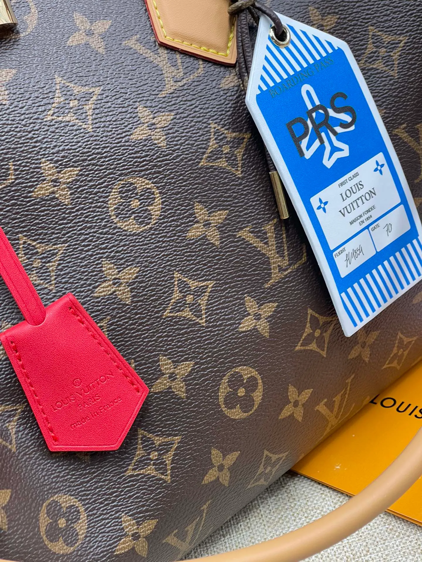 [Upgraded version] P580¥ Upgraded version·High quality·With gift box packaging🎁New pillow at the counter🌼Model M11945🔥Speedy Soft 30 Crafty handbag accompanies the journey with comfort. The Monogram coated canvas brings a soft texture, the leather lining and key bag are integrated with eye-catching touches, and the boarding pass and hard case decoration highlight the playfulness. An interior zippered pocket keeps your passport and other important items secure, and the Toron handle adds a gorgeous touch. 21 x 17 x 30 cm (height x width x length)