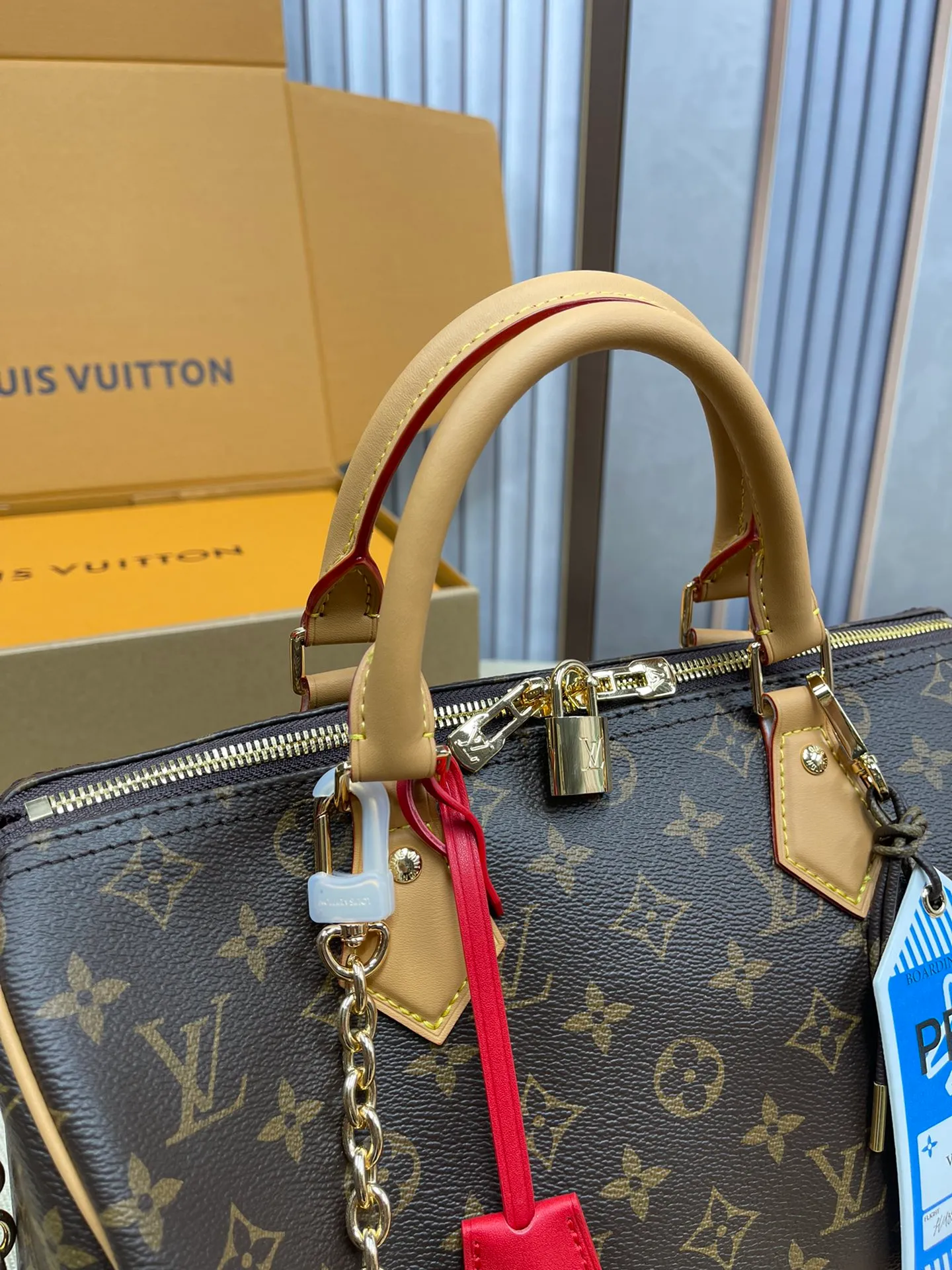 [Upgraded version] P580¥ Upgraded version·High quality·With gift box packaging🎁New pillow at the counter🌼Model M11945🔥Speedy Soft 30 Crafty handbag accompanies the journey with comfort. The Monogram coated canvas brings a soft texture, the leather lining and key bag are integrated with eye-catching touches, and the boarding pass and hard case decoration highlight the playfulness. An interior zippered pocket keeps your passport and other important items secure, and the Toron handle adds a gorgeous touch. 21 x 17 x 30 cm (height x width x length)