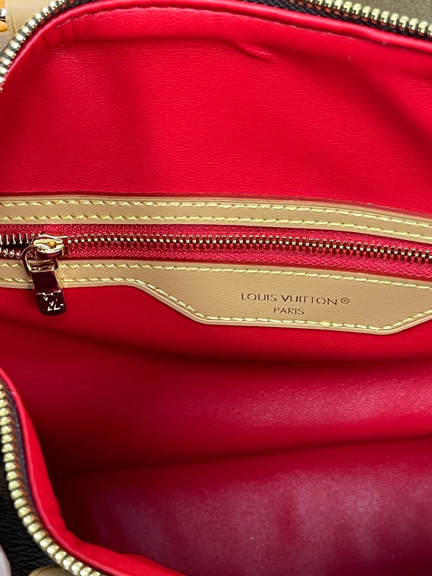 [Upgraded version] P580¥ Upgraded version·High quality·With gift box packaging🎁New pillow at the counter🌼Model M11945🔥Speedy Soft 30 Crafty handbag accompanies the journey with comfort. The Monogram coated canvas brings a soft texture, the leather lining and key bag are integrated with eye-catching touches, and the boarding pass and hard case decoration highlight the playfulness. An interior zippered pocket keeps your passport and other important items secure, and the Toron handle adds a gorgeous touch. 21 x 17 x 30 cm (height x width x length)