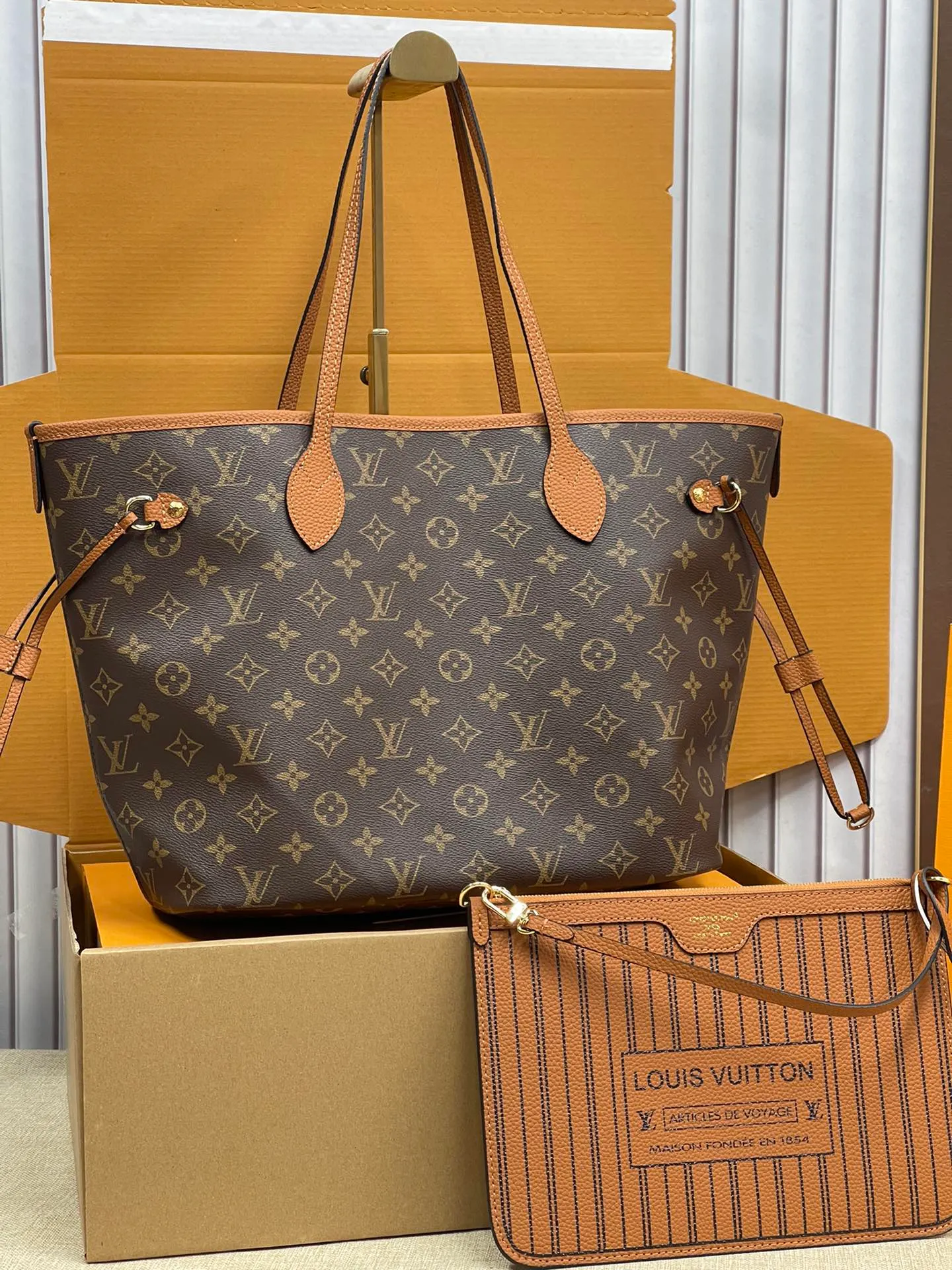 [Upgraded version] P560¥🌻New model synchronized at the counter, new double-sided shopping bag·upgraded version·high quality·with gift box🎁packaging. Model M12061. The Neverfull Bandoulière Inside Out BB bag is a reversible version of the classic design this season, with signature Monogram canvas and grained leather decorating the front and back. The removable zipper bag can be used alone or hung externally. The detachable shoulder strap makes it easy to wear cross-body, and the dazzling metal hardware adds a sophisticated detail. Size 31*28*14