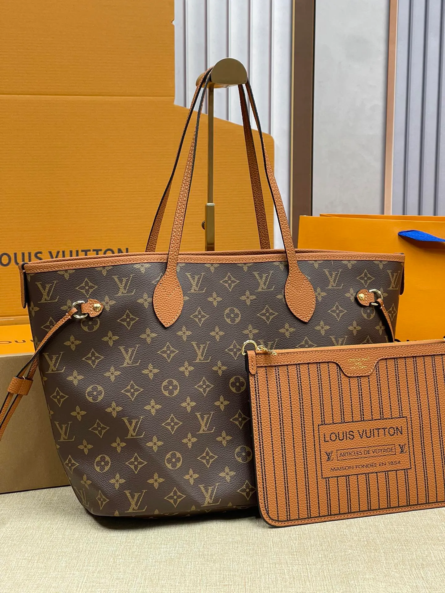 [Upgraded version] P560¥🌻New model synchronized at the counter, new double-sided shopping bag·upgraded version·high quality·with gift box🎁packaging. Model M12061. The Neverfull Bandoulière Inside Out BB bag is a reversible version of the classic design this season, with signature Monogram canvas and grained leather decorating the front and back. The removable zipper bag can be used alone or hung externally. The detachable shoulder strap makes it easy to wear cross-body, and the dazzling metal hardware adds a sophisticated detail. Size 31*28*14