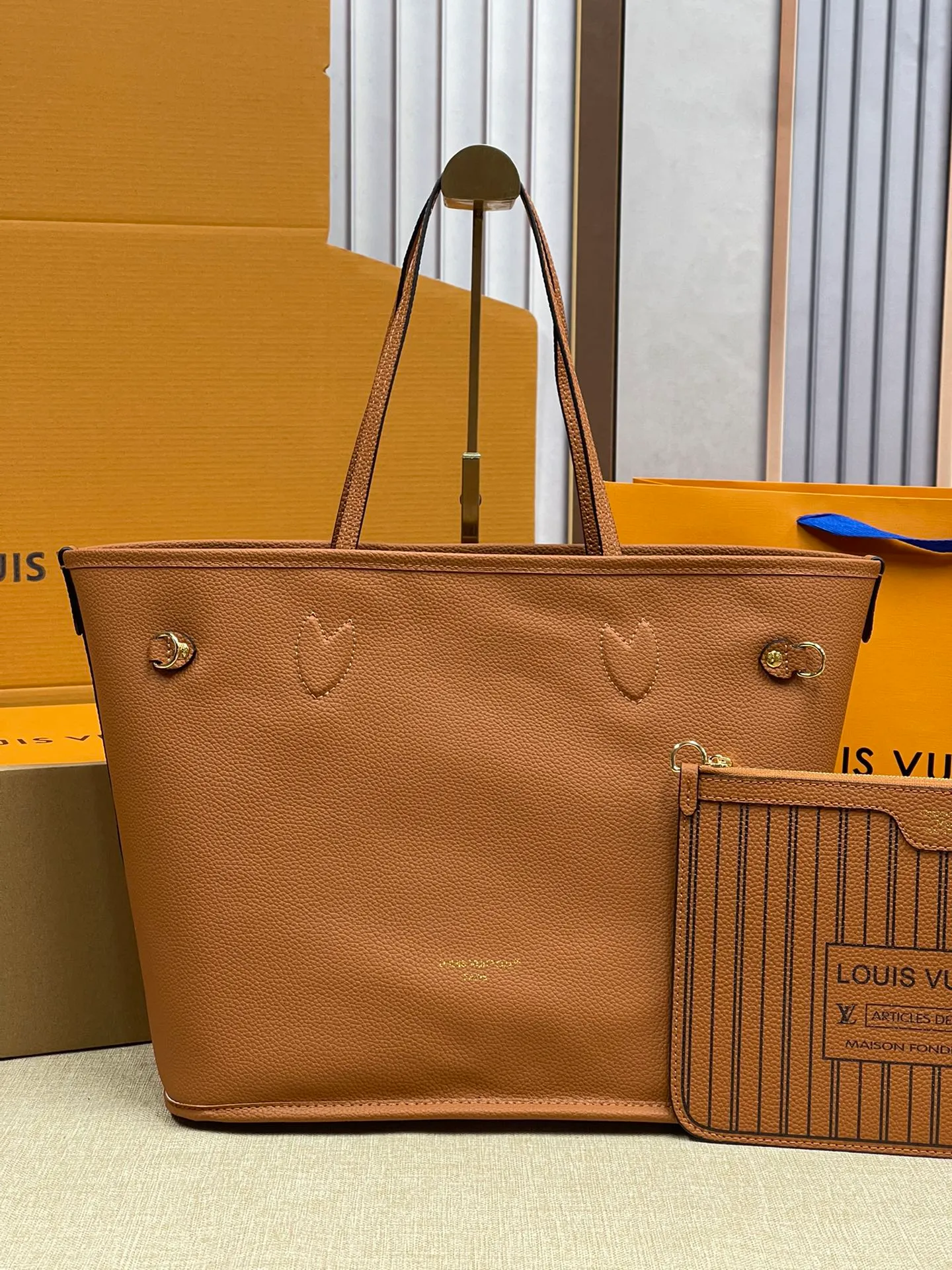 [Upgraded version] P560¥🌻New model synchronized at the counter, new double-sided shopping bag·upgraded version·high quality·with gift box🎁packaging. Model M12061. The Neverfull Bandoulière Inside Out BB bag is a reversible version of the classic design this season, with signature Monogram canvas and grained leather decorating the front and back. The removable zipper bag can be used alone or hung externally. The detachable shoulder strap makes it easy to wear cross-body, and the dazzling metal hardware adds a sophisticated detail. Size 31*28*14