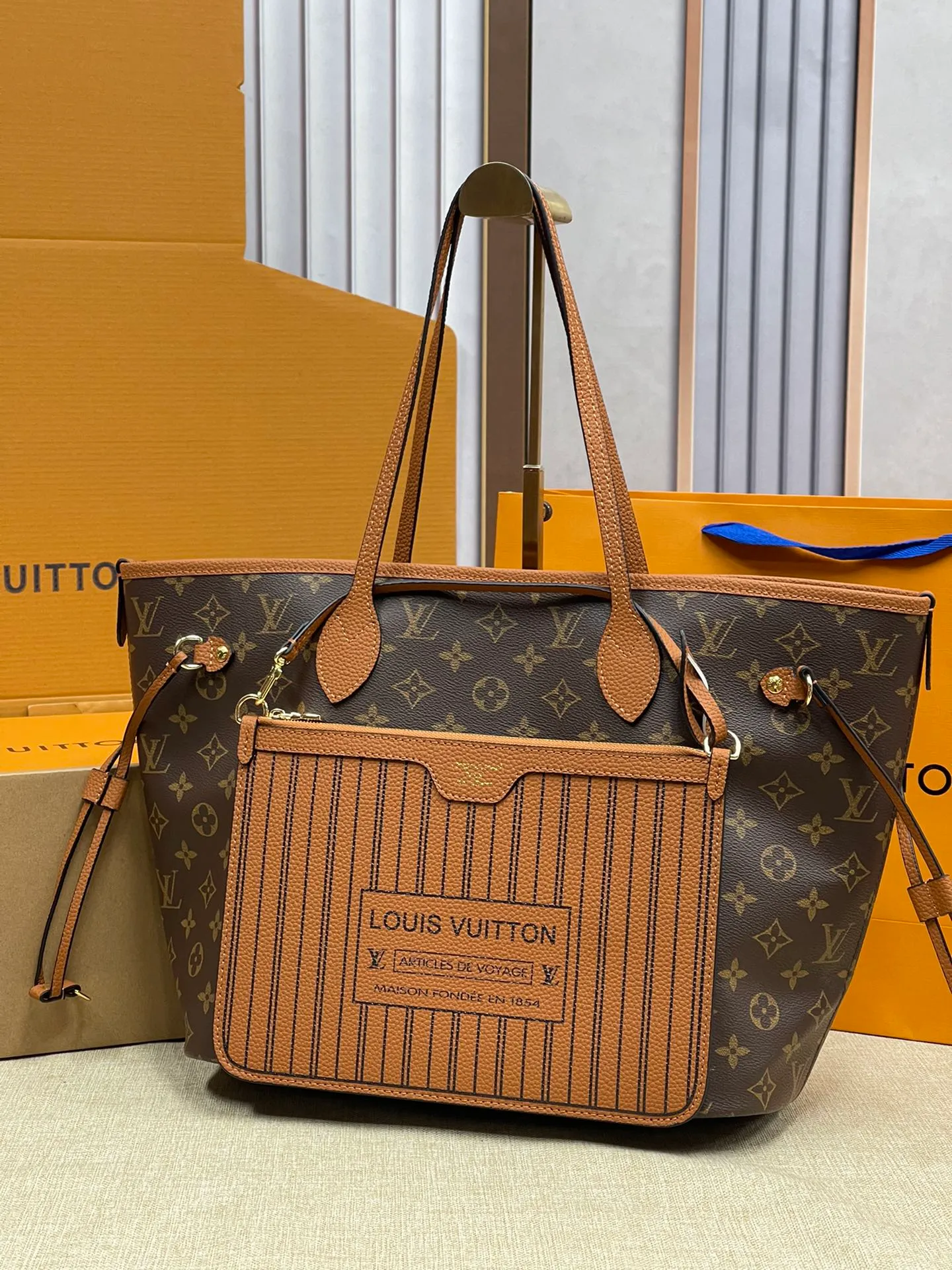 [Upgraded version] P560¥🌻New model synchronized at the counter, new double-sided shopping bag·upgraded version·high quality·with gift box🎁packaging. Model M12061. The Neverfull Bandoulière Inside Out BB bag is a reversible version of the classic design this season, with signature Monogram canvas and grained leather decorating the front and back. The removable zipper bag can be used alone or hung externally. The detachable shoulder strap makes it easy to wear cross-body, and the dazzling metal hardware adds a sophisticated detail. Size 31*28*14