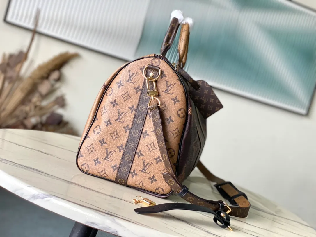💰1340 Top original order M47211 This Keepall Bandouliere 45 travel bag is made of Monogram Giant coated canvas with Monogram Reverse trim, paying tribute to the brand's iconic pattern. Luxurious fabric lining with zippered interior pocket, removable and adjustable leather shoulder strap and top handle allow for a variety of carrying options. Dimensions: 45 × 27 × 20 cm