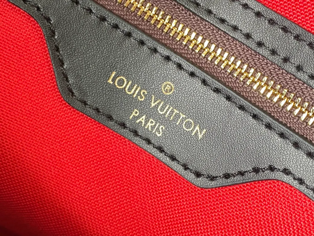 💰1340 Top original order M47211 This Keepall Bandouliere 45 travel bag is made of Monogram Giant coated canvas with Monogram Reverse trim, paying tribute to the brand's iconic pattern. Luxurious fabric lining with zippered interior pocket, removable and adjustable leather shoulder strap and top handle allow for a variety of carrying options. Dimensions: 45 × 27 × 20 cm
