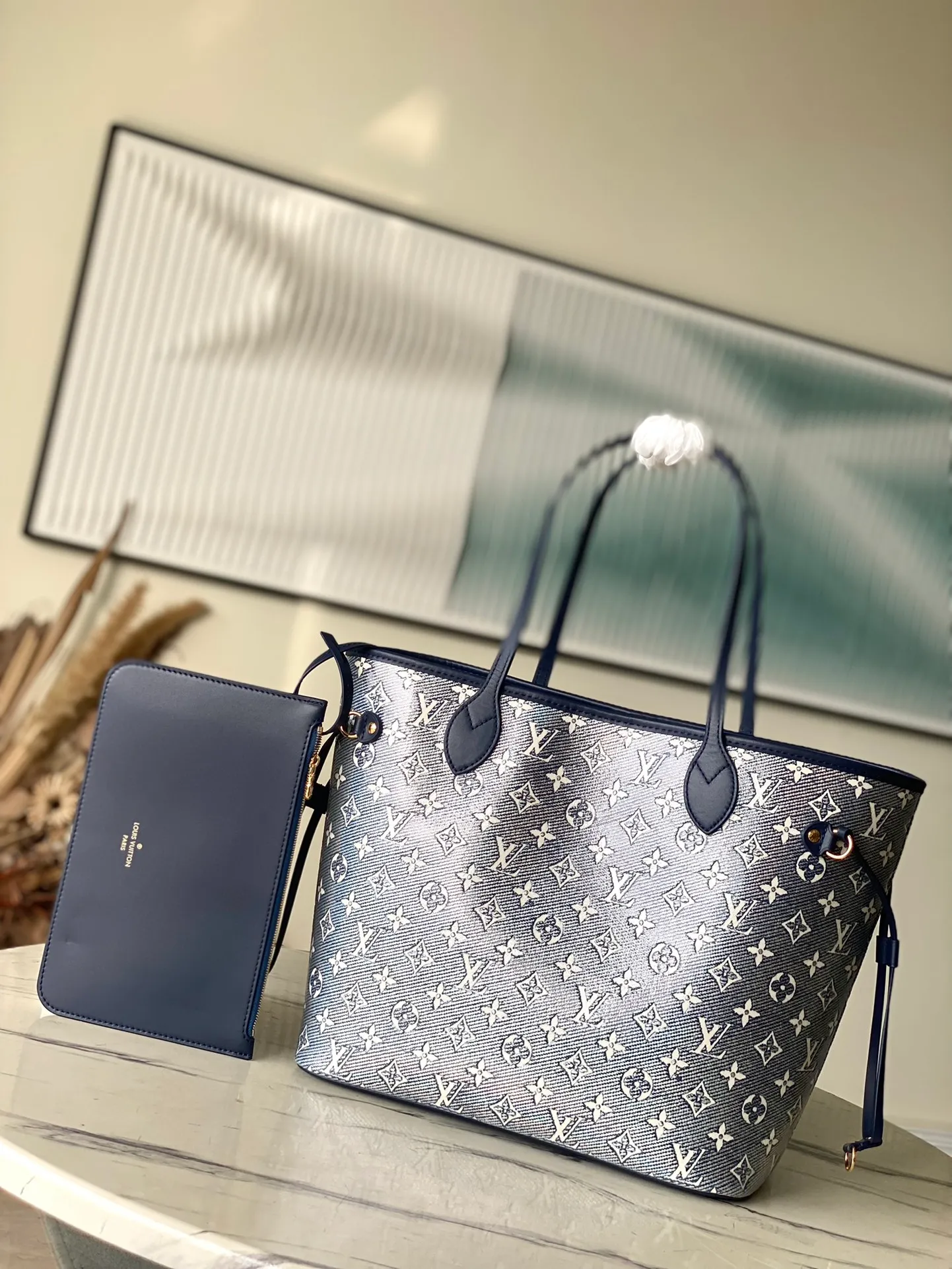 💰1140 Top Original M22921 This Neverfull medium handbag is made of Monoglam coated canvas to create an eye-catching holographic effect. The canvas is made from a jacquard base fabric woven with cotton and decorative threads, and has a reflective coating that changes colors under the light. The slim handle allows for comfortable shoulder and elbow carry. size：31x28x14cm