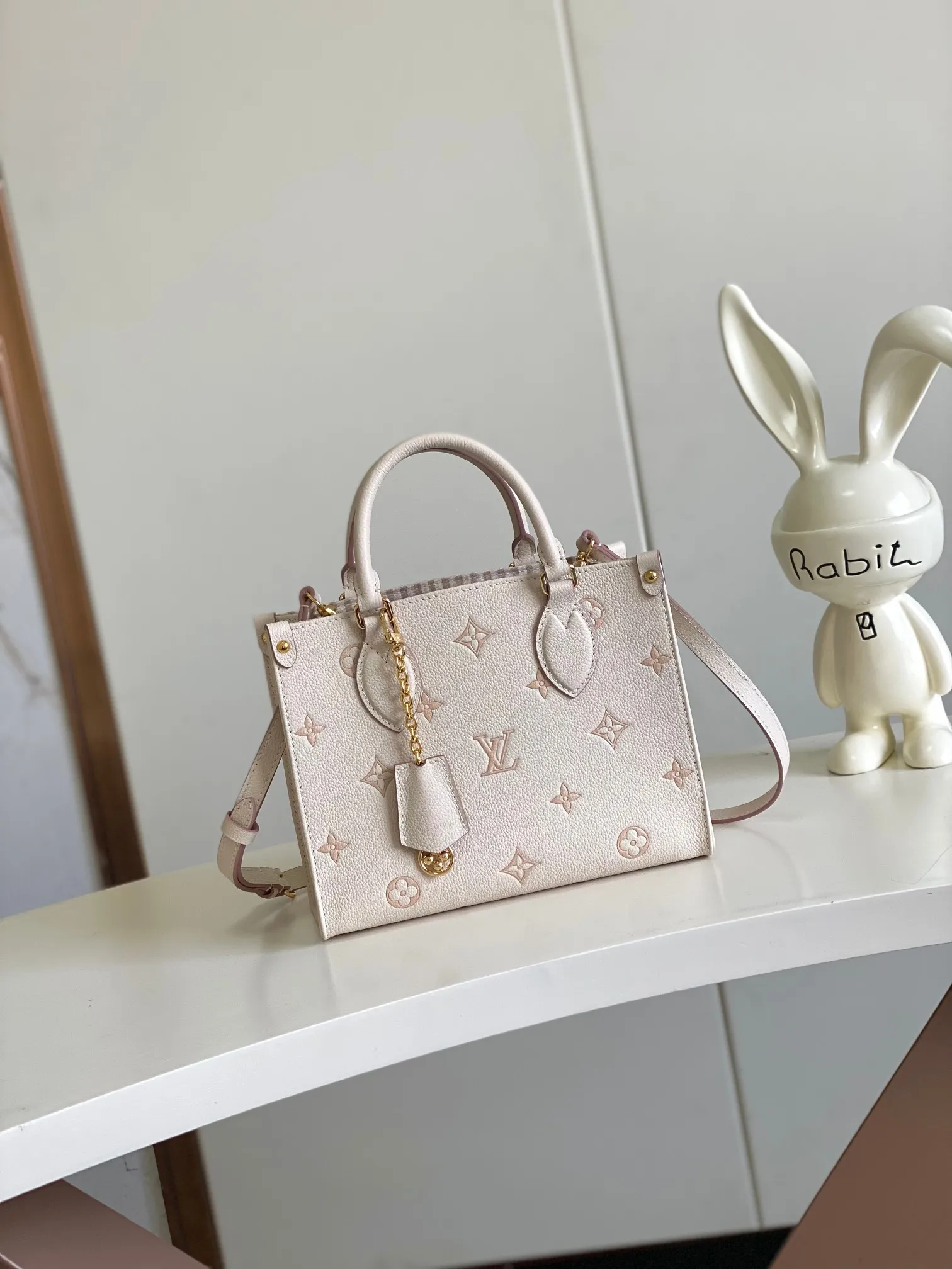 💰1140 (top layer leather) top original single 163 chip [OnTheGo small handbag] M14403 milky apricot color (jacquard) renews the brand's classic Monogram Empreinte leather, using the same tone to outline the pattern. The detachable metal chain decoration highlights the details, the striped fabric lining gives off an elegant atmosphere, and the detachable shoulder strap allows for shoulder or cross-body wear ~ Size 19 x 11.5 x 25cm