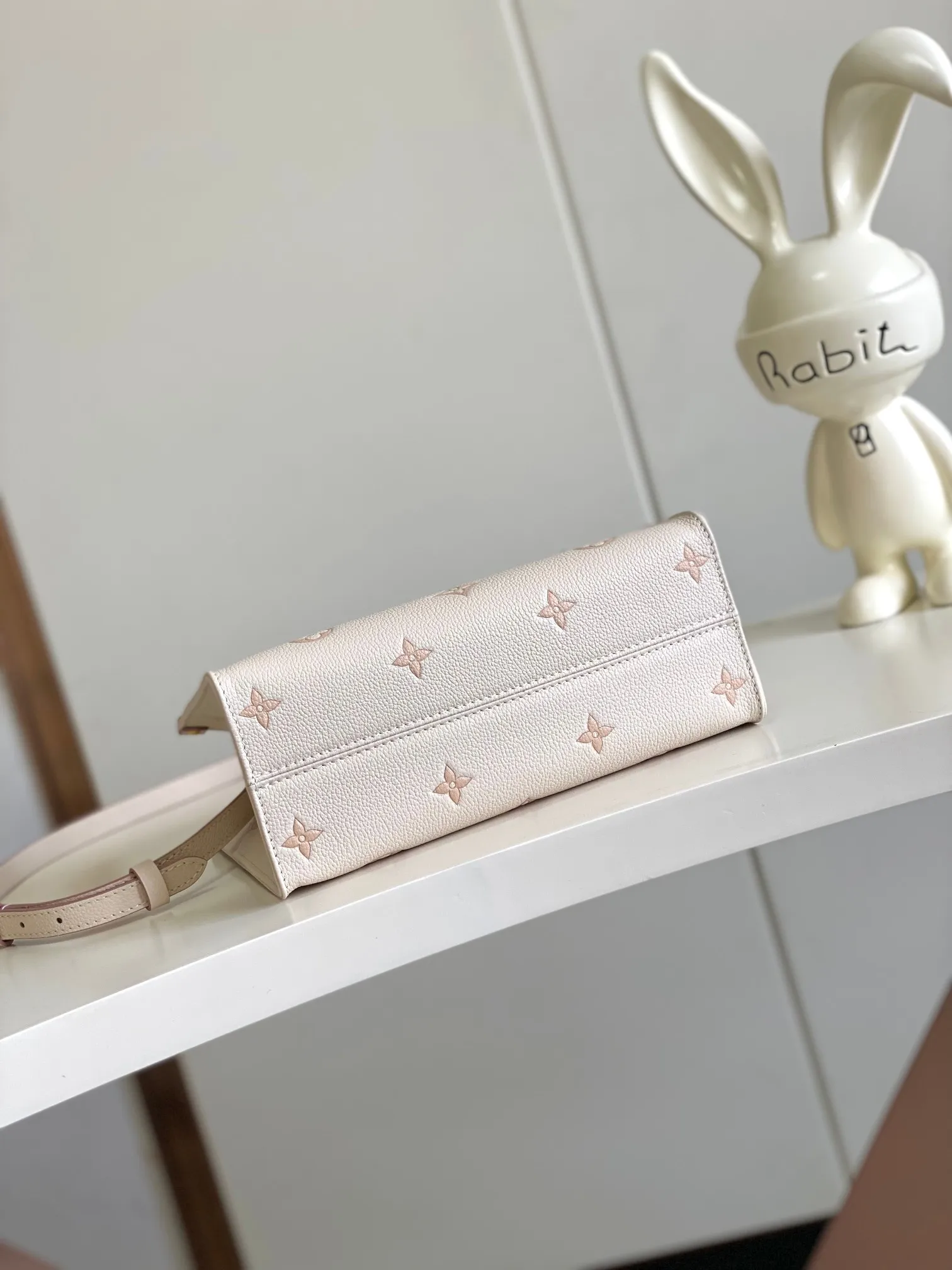 💰1140 (top layer leather) top original single 163 chip [OnTheGo small handbag] M14403 milky apricot color (jacquard) renews the brand's classic Monogram Empreinte leather, using the same tone to outline the pattern. The detachable metal chain decoration highlights the details, the striped fabric lining gives off an elegant atmosphere, and the detachable shoulder strap allows for shoulder or cross-body wear ~ Size 19 x 11.5 x 25cm