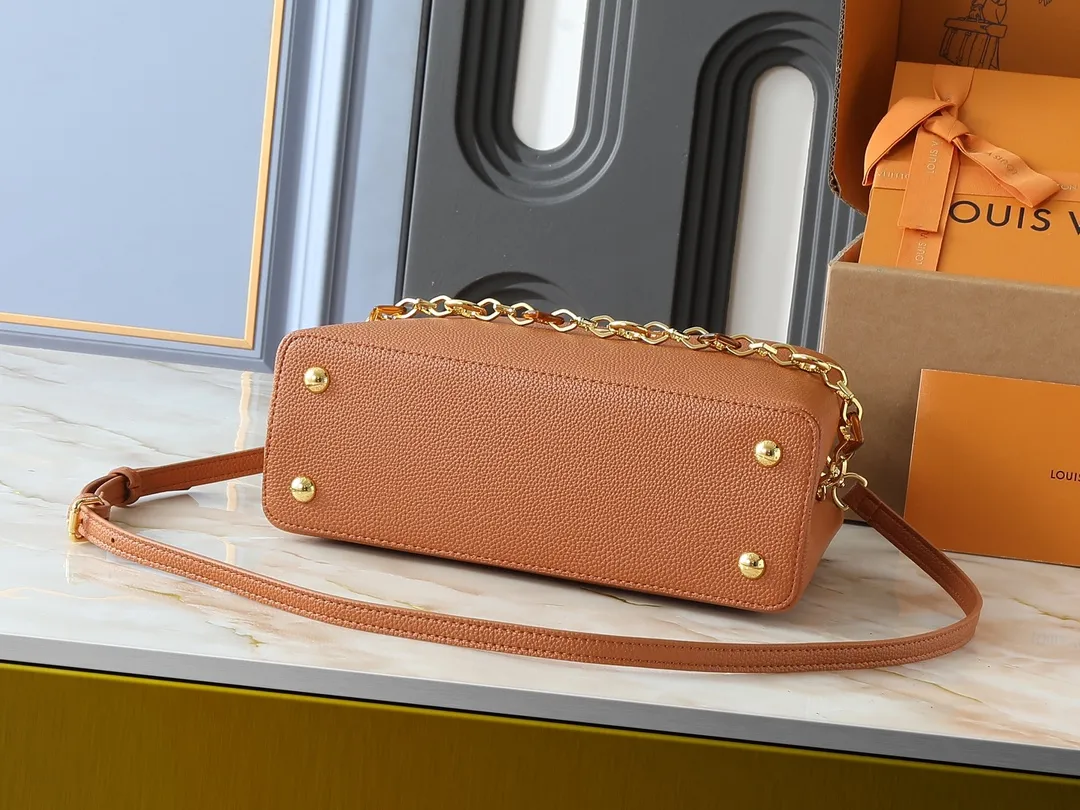 💰460💰Guangzhou goods Upgraded from the original M14381 M14970 M14393 M14972 M14971 This medium Capucines handbag comes from the Harmony series and explores the inspiration of the Monogram flower with a decorative chain. Taurillon cow leather creates an elegant structure, colorful resin outlines the LV letters, and the flip cover provides two styles: external or internal. The neat interior is equipped with multiple pockets, and the detachable and adjustable shoulder strap makes it easy to wear cross-body. Dimensions: 31.5 x 20.0 x 11.0 cm (length x height x width)