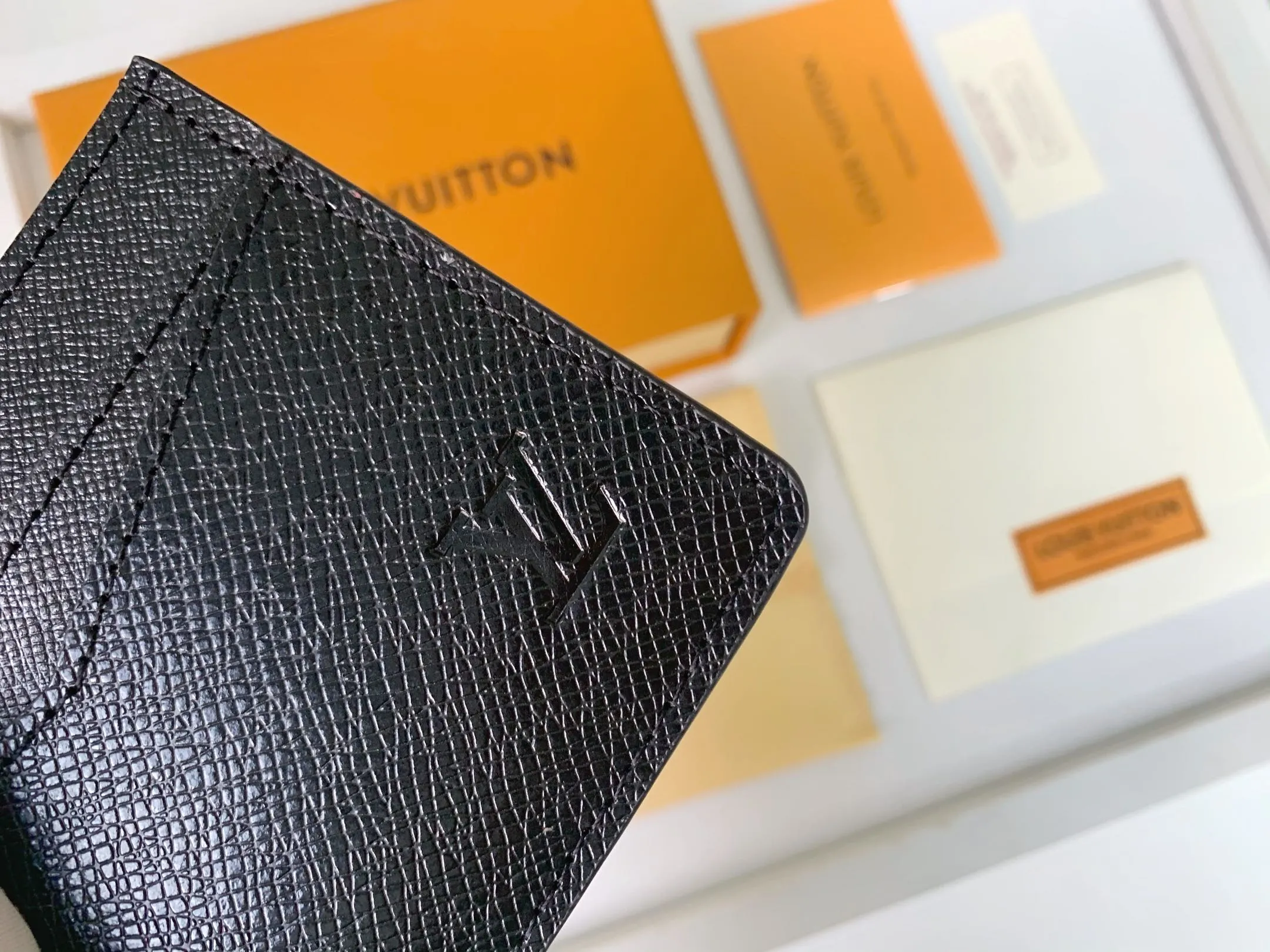 💰80 💎Card Holder Neo Card Holder made of Monogram Macassar canvas is the first choice for carrying important cards. Black leather trim makes the classic Louis Vuitton pattern even more eye-catching. Model: M60166. Size: 7.5*12