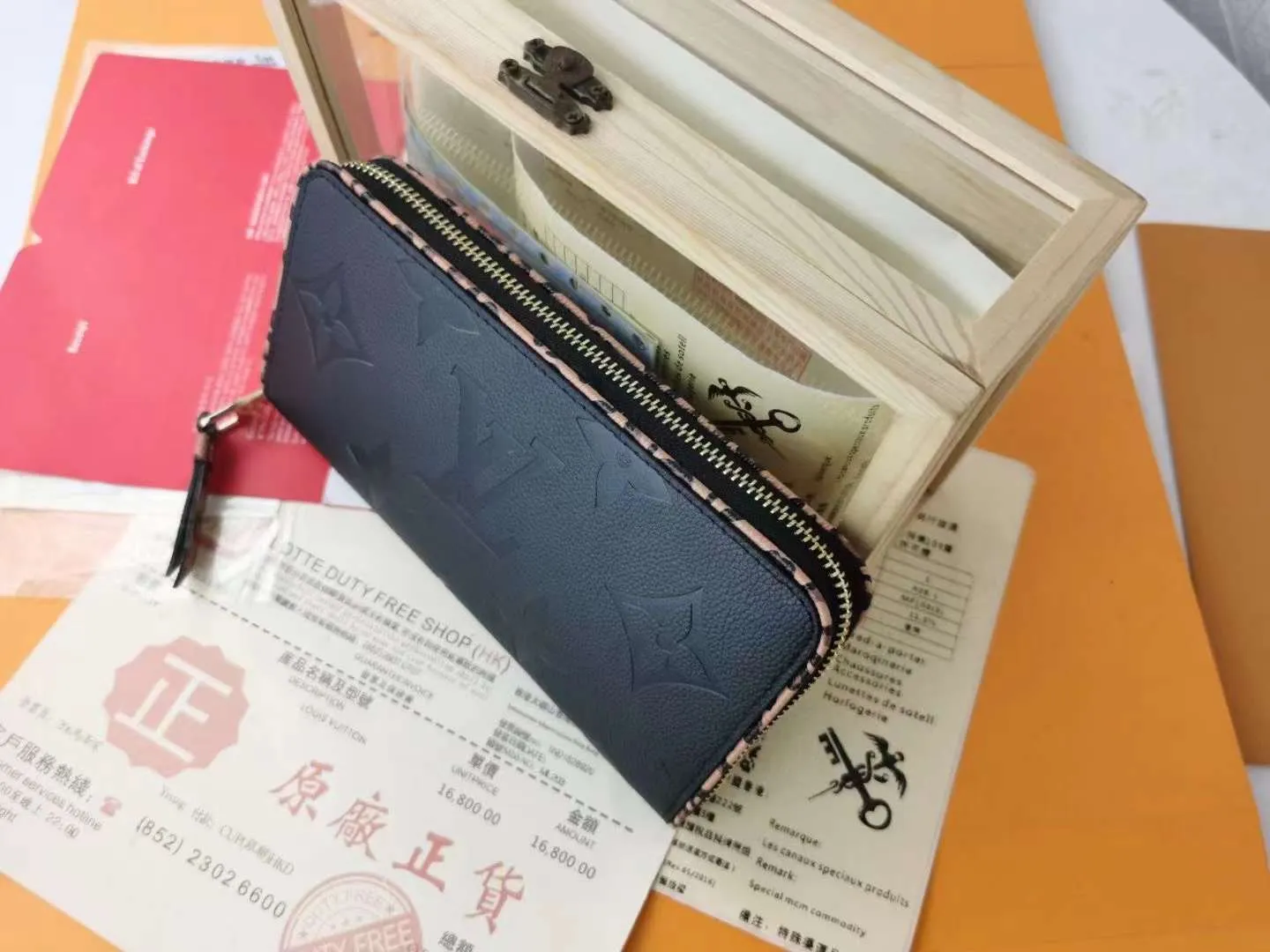 P140M69966 Exclusively available overseas. Made of soft calfskin, the Zippy Lockme wallet combines the iconic design of the zipper wallet with the distinctive elements of the fashion series: LV lettering and a front pocket for easy access to tickets and other items. Reliable wrap-around zipper design with multiple interior pockets and compartments. Dimensions: 19.5 x 10.0 x 2.5 cmM60017