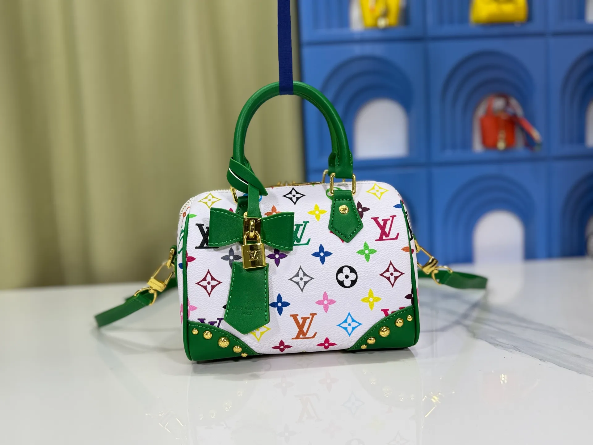 P280 upgraded original M58953 M46234 M46222 Speedy Bandoulière 20 handbag is made of soft coated canvas, and the full-length Monogram pattern is traced in colorful rainbow tones, highlighting the smart style of the Louis Vuitton x Murakami reissue series. The Toron handle and detachable shoulder strap are constructed of cow leather, the metal corners recall classic luggage elements, and the bow-shaped key bag and padlock add brand touches. Dimensions: 20.5 x 13.5 x 12.0 cm (length x height x width)