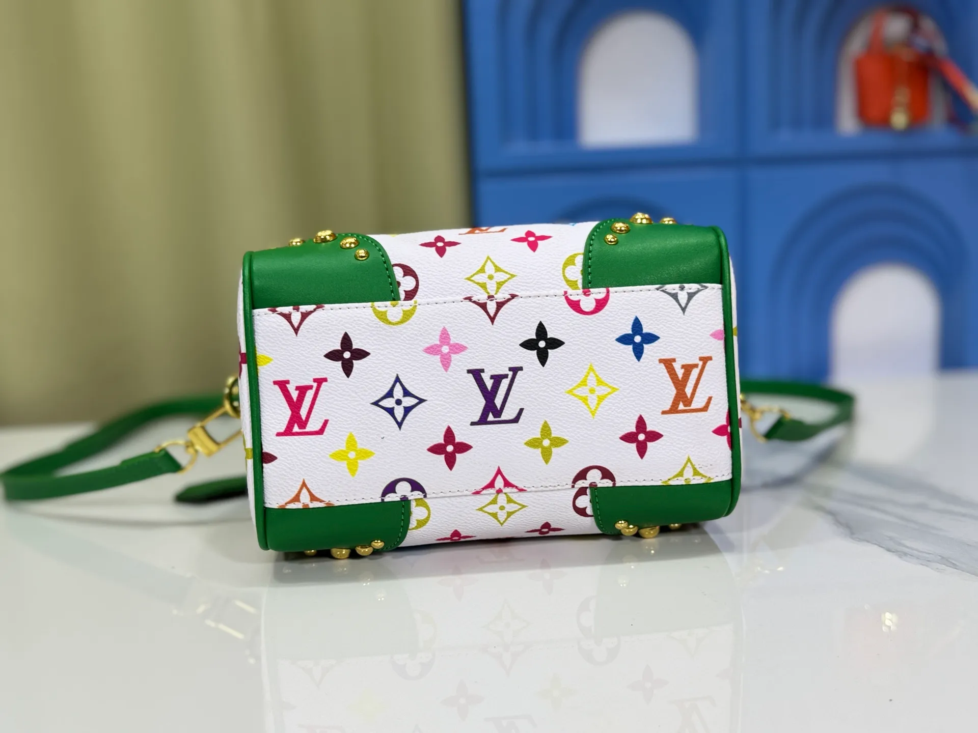 P280 upgraded original M58953 M46234 M46222 Speedy Bandoulière 20 handbag is made of soft coated canvas, and the full-length Monogram pattern is traced in colorful rainbow tones, highlighting the smart style of the Louis Vuitton x Murakami reissue series. The Toron handle and detachable shoulder strap are constructed of cow leather, the metal corners recall classic luggage elements, and the bow-shaped key bag and padlock add brand touches. Dimensions: 20.5 x 13.5 x 12.0 cm (length x height x width)