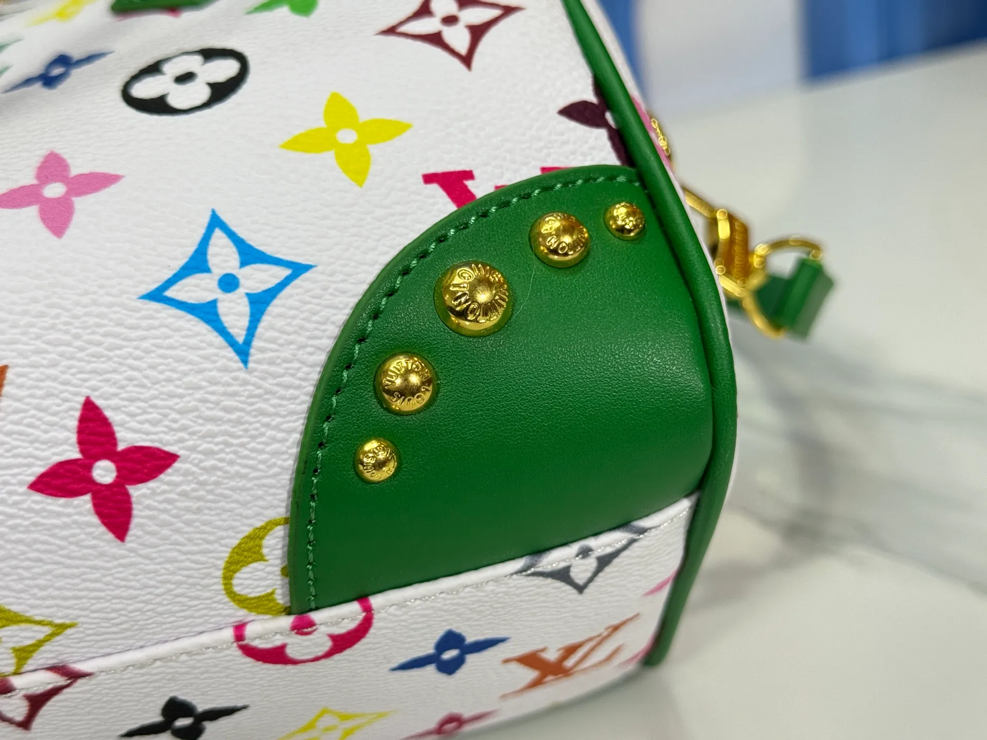 P280 upgraded original M58953 M46234 M46222 Speedy Bandoulière 20 handbag is made of soft coated canvas, and the full-length Monogram pattern is traced in colorful rainbow tones, highlighting the smart style of the Louis Vuitton x Murakami reissue series. The Toron handle and detachable shoulder strap are constructed of cow leather, the metal corners recall classic luggage elements, and the bow-shaped key bag and padlock add brand touches. Dimensions: 20.5 x 13.5 x 12.0 cm (length x height x width)