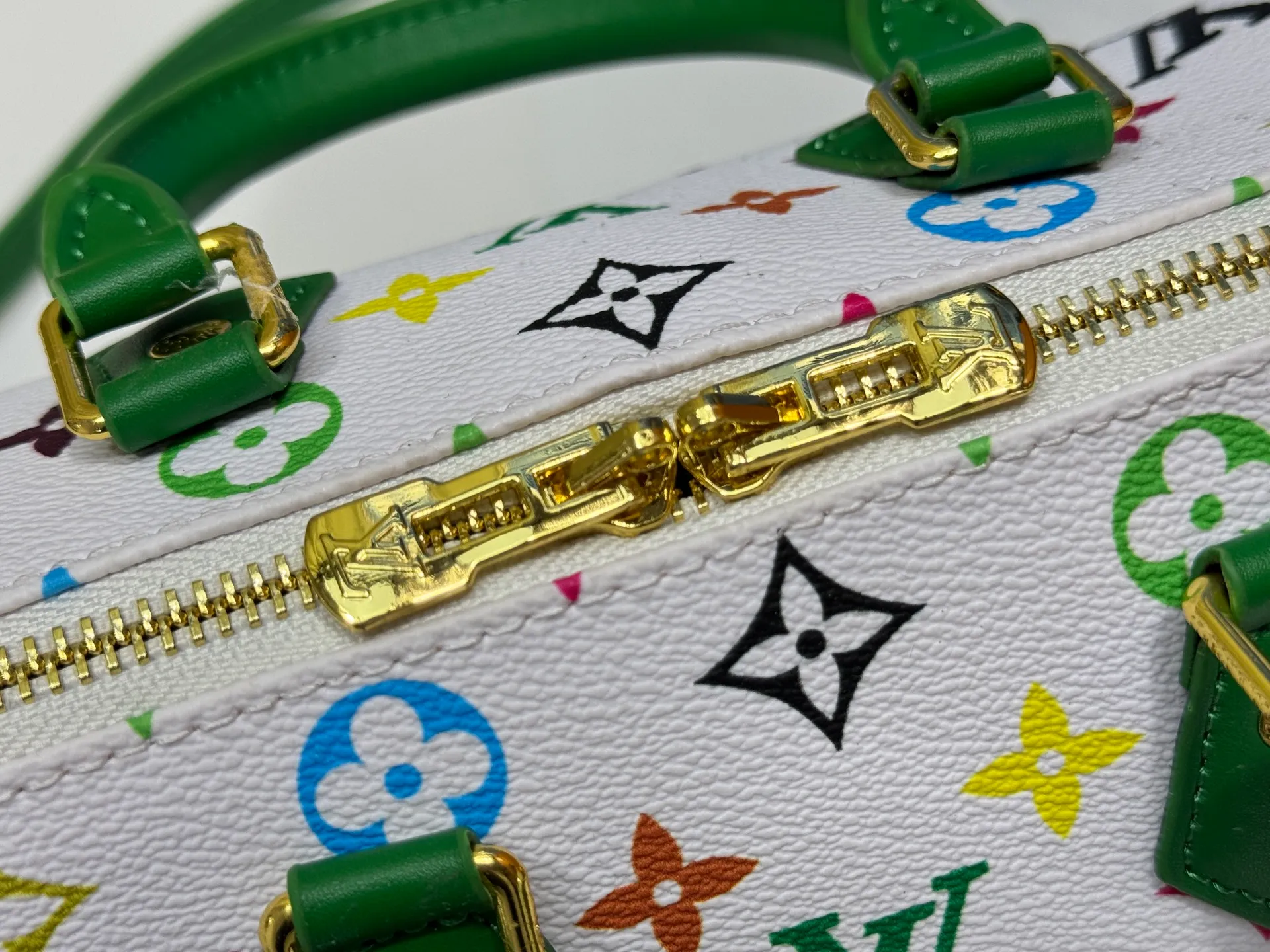 P280 upgraded original M58953 M46234 M46222 Speedy Bandoulière 20 handbag is made of soft coated canvas, and the full-length Monogram pattern is traced in colorful rainbow tones, highlighting the smart style of the Louis Vuitton x Murakami reissue series. The Toron handle and detachable shoulder strap are constructed of cow leather, the metal corners recall classic luggage elements, and the bow-shaped key bag and padlock add brand touches. Dimensions: 20.5 x 13.5 x 12.0 cm (length x height x width)
