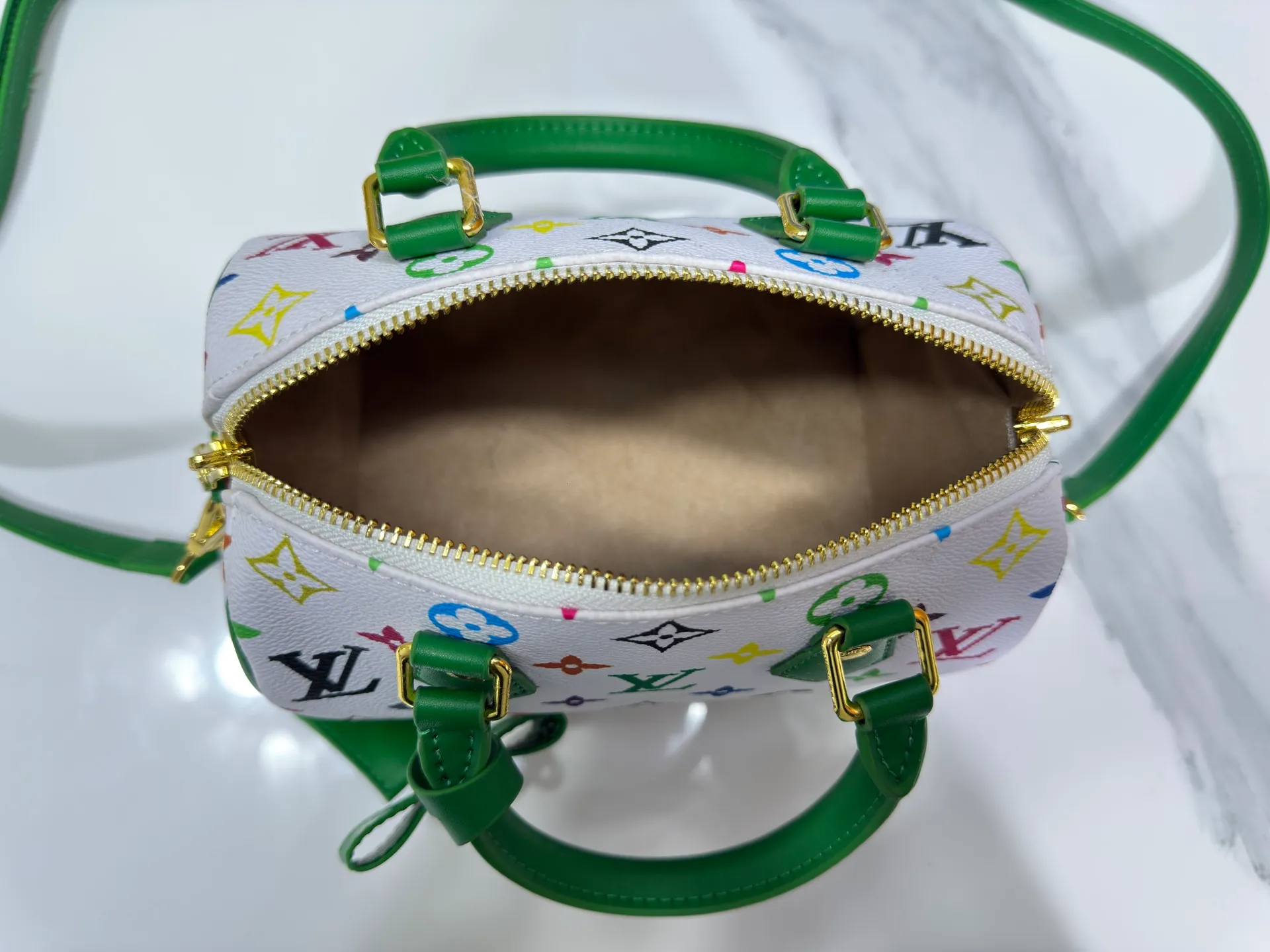 P280 upgraded original M58953 M46234 M46222 Speedy Bandoulière 20 handbag is made of soft coated canvas, and the full-length Monogram pattern is traced in colorful rainbow tones, highlighting the smart style of the Louis Vuitton x Murakami reissue series. The Toron handle and detachable shoulder strap are constructed of cow leather, the metal corners recall classic luggage elements, and the bow-shaped key bag and padlock add brand touches. Dimensions: 20.5 x 13.5 x 12.0 cm (length x height x width)
