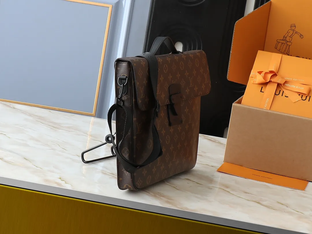 💰260💰Upgraded original [M20835 embossed. Black flower. Presbyopia] S-Lock briefcase is made of Taurillon Monogram cow leather with a restrained configuration, providing a safe choice for contemporary business people based on traditional design. The magnetic clasp is derived from Louis Vuitton's classic trunk lock and comes with an adjustable shoulder strap. Dimensions: 39 x 30 x 8cm