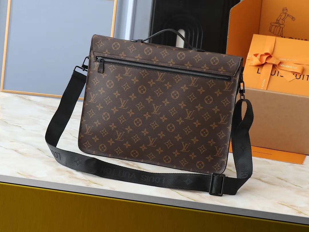 💰260💰Upgraded original [M20835 embossed. Black flower. Presbyopia] S-Lock briefcase is made of Taurillon Monogram cow leather with a restrained configuration, providing a safe choice for contemporary business people based on traditional design. The magnetic clasp is derived from Louis Vuitton's classic trunk lock and comes with an adjustable shoulder strap. Dimensions: 39 x 30 x 8cm