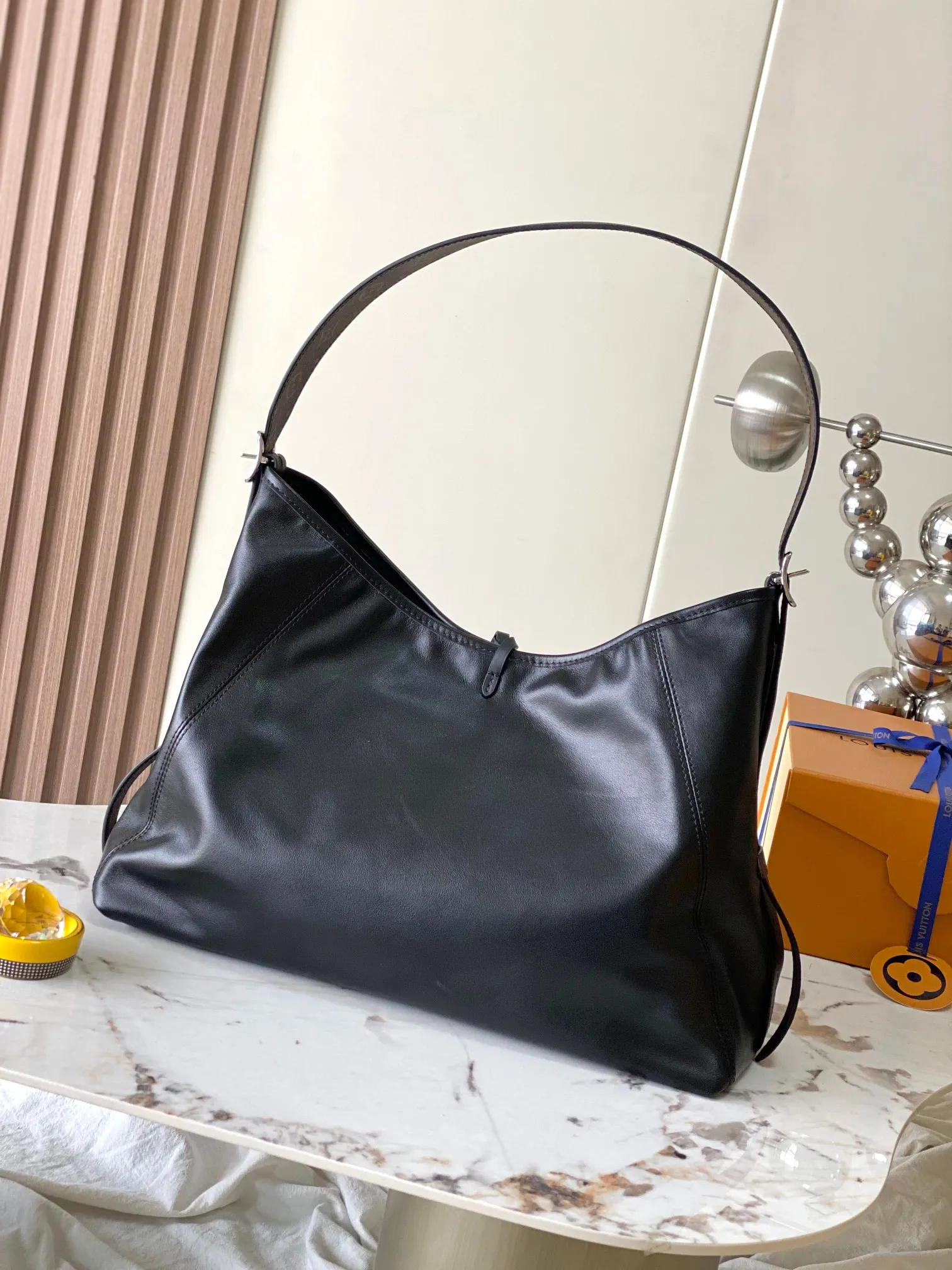 p2360 [Special grade transcoding chip MB original leather] CARRYALL DARK medium handbag Model: M25143 dynamic chip Material: A+ grade all-steel hardware, imported original sheepskin Packing: full set of special duty-free MB packaging Size: 39x30x15cm