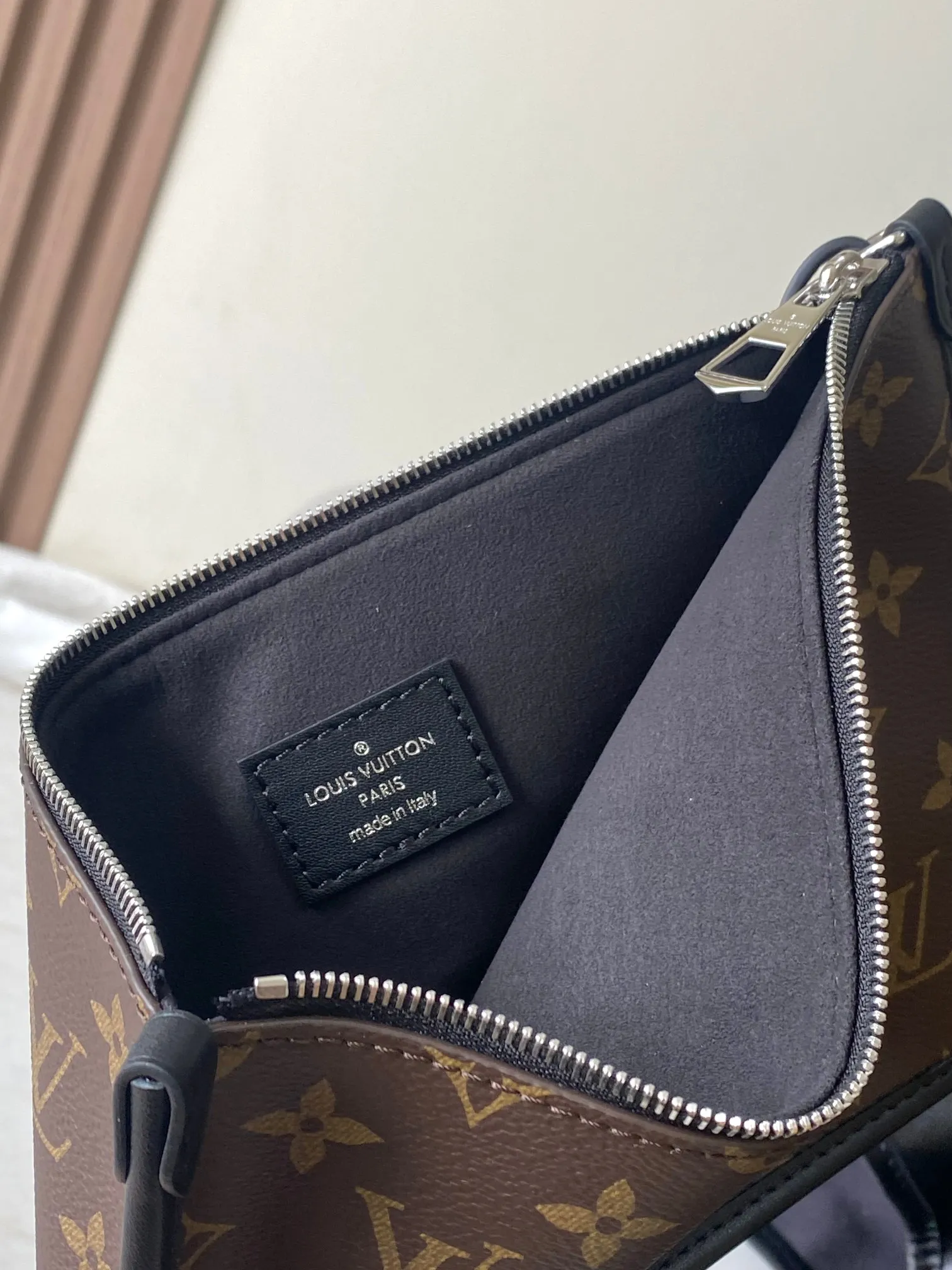 p2360 [Special grade transcoding chip MB original leather] CARRYALL DARK medium handbag Model: M25143 dynamic chip Material: A+ grade all-steel hardware, imported original sheepskin Packing: full set of special duty-free MB packaging Size: 39x30x15cm